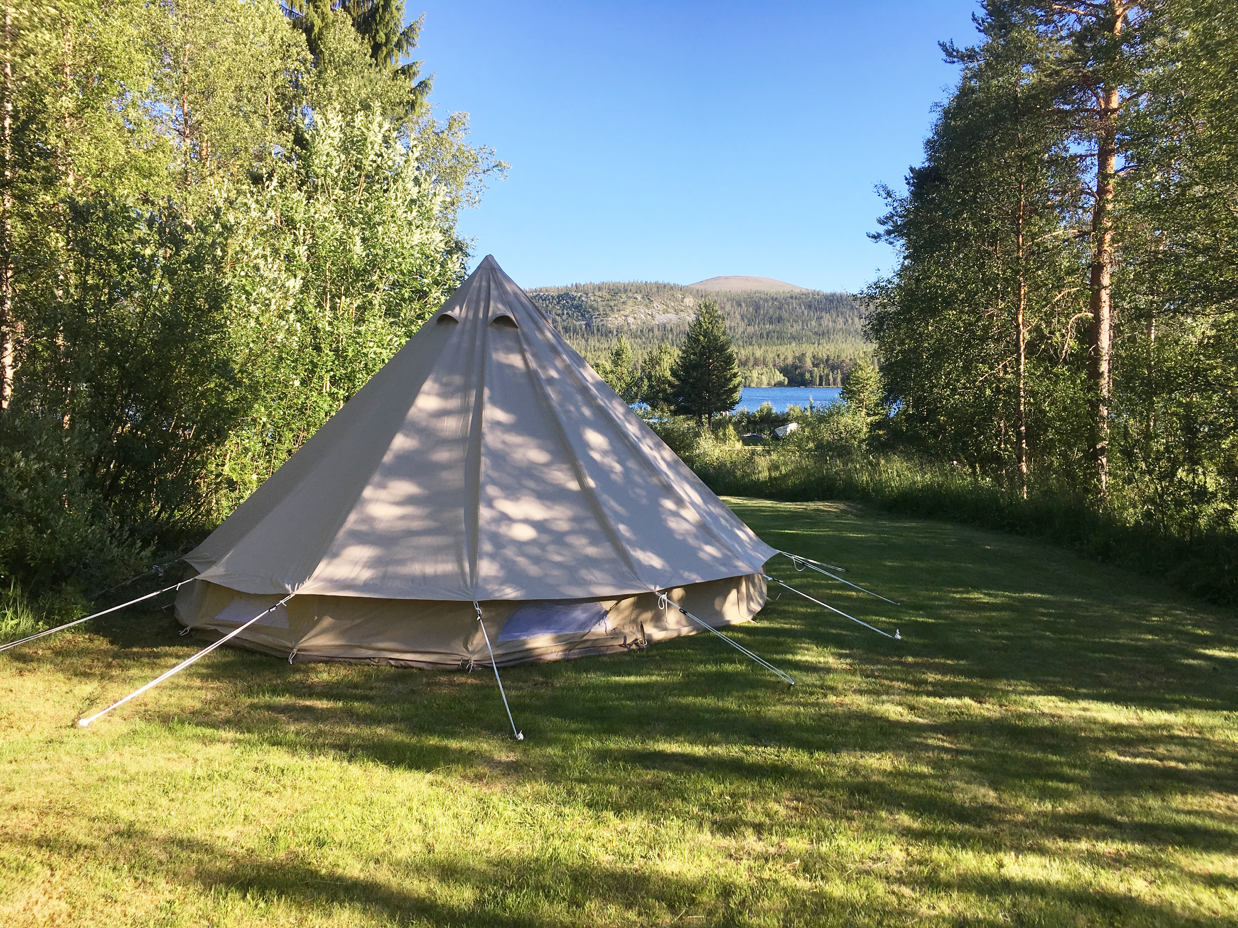 Tält vid vattnet och fjäll. Tillgång till lägenhet Tält Tält vid vattnet och fjäll. Tillgång till lägenhet Tält