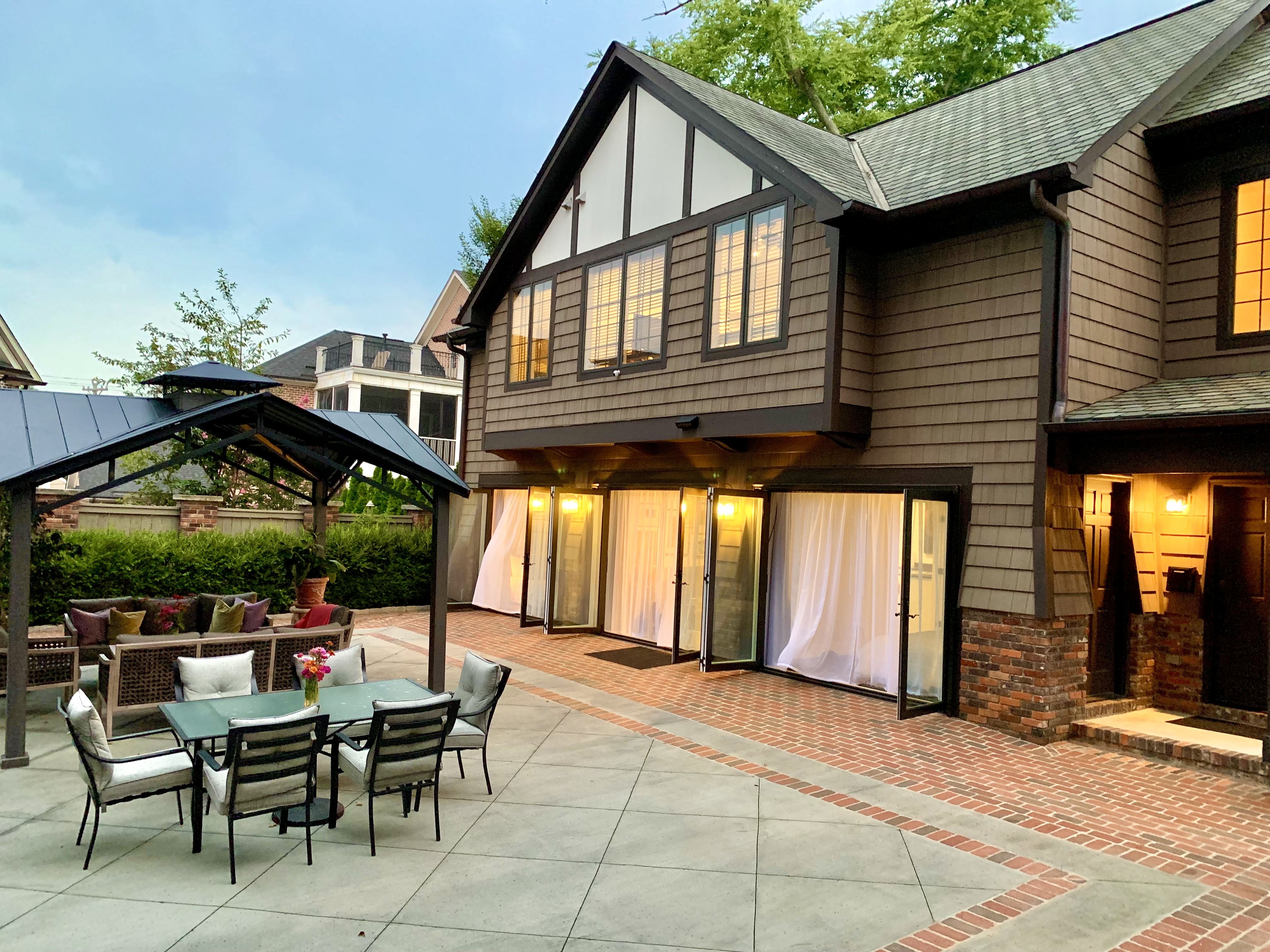 Chic CityFlat-walk to Main St, parking! &pvt patio