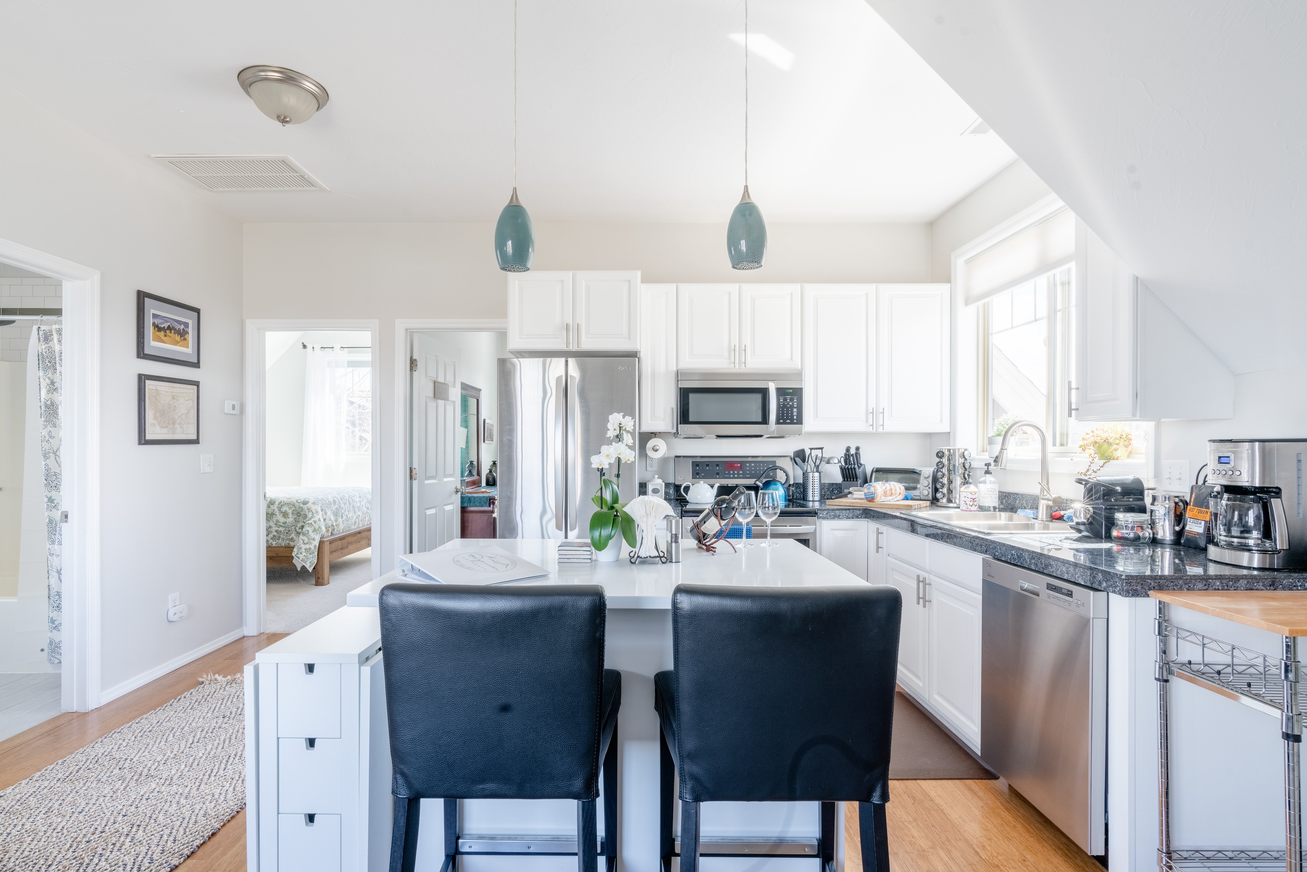 Stroll to Meyers Lake, Airy Two Bedroom Guesthouse in Bozeman, Bozeman