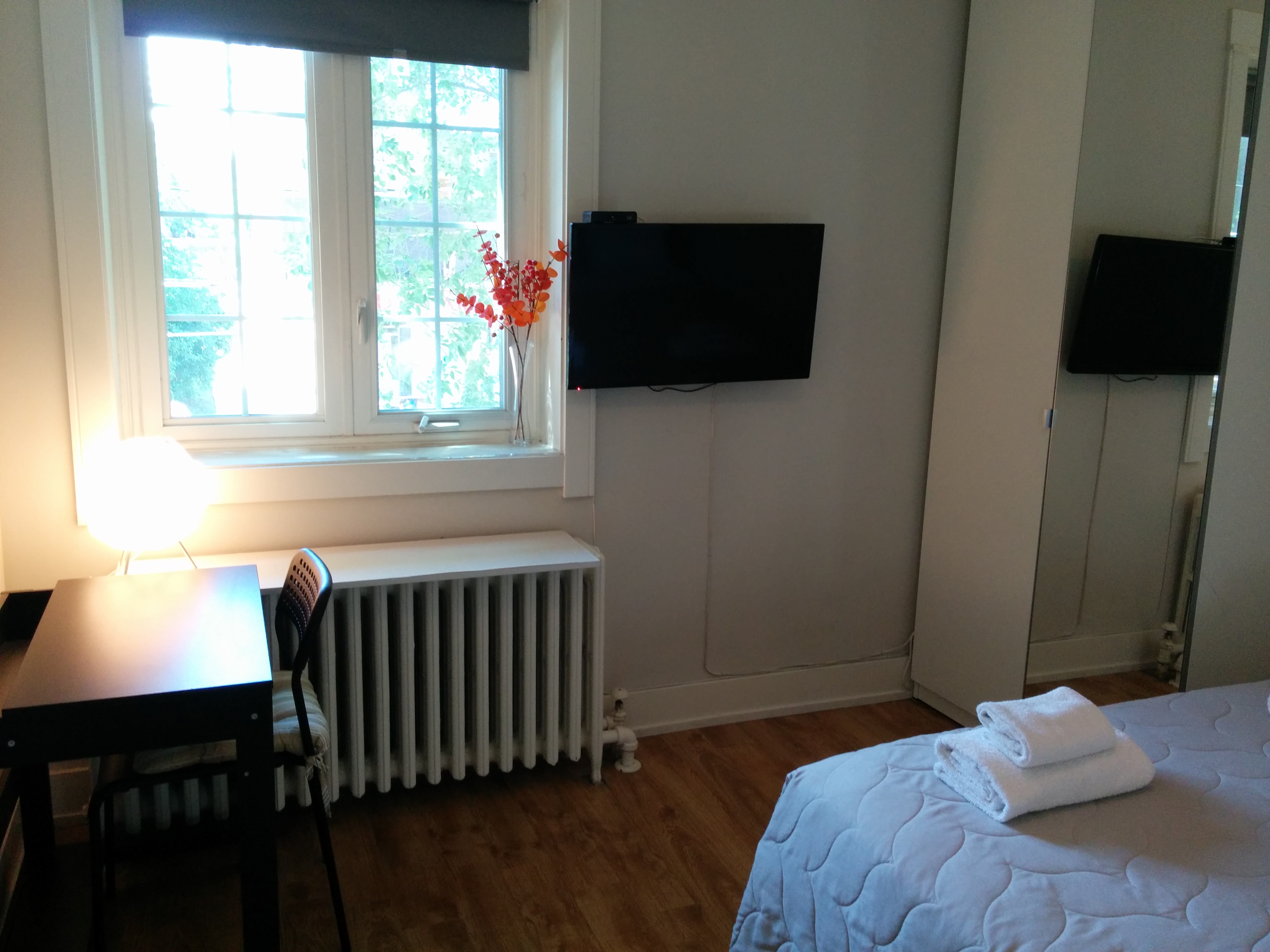 Queen Room with Shared Bathroom in Yonge-Eglinton, Toronto