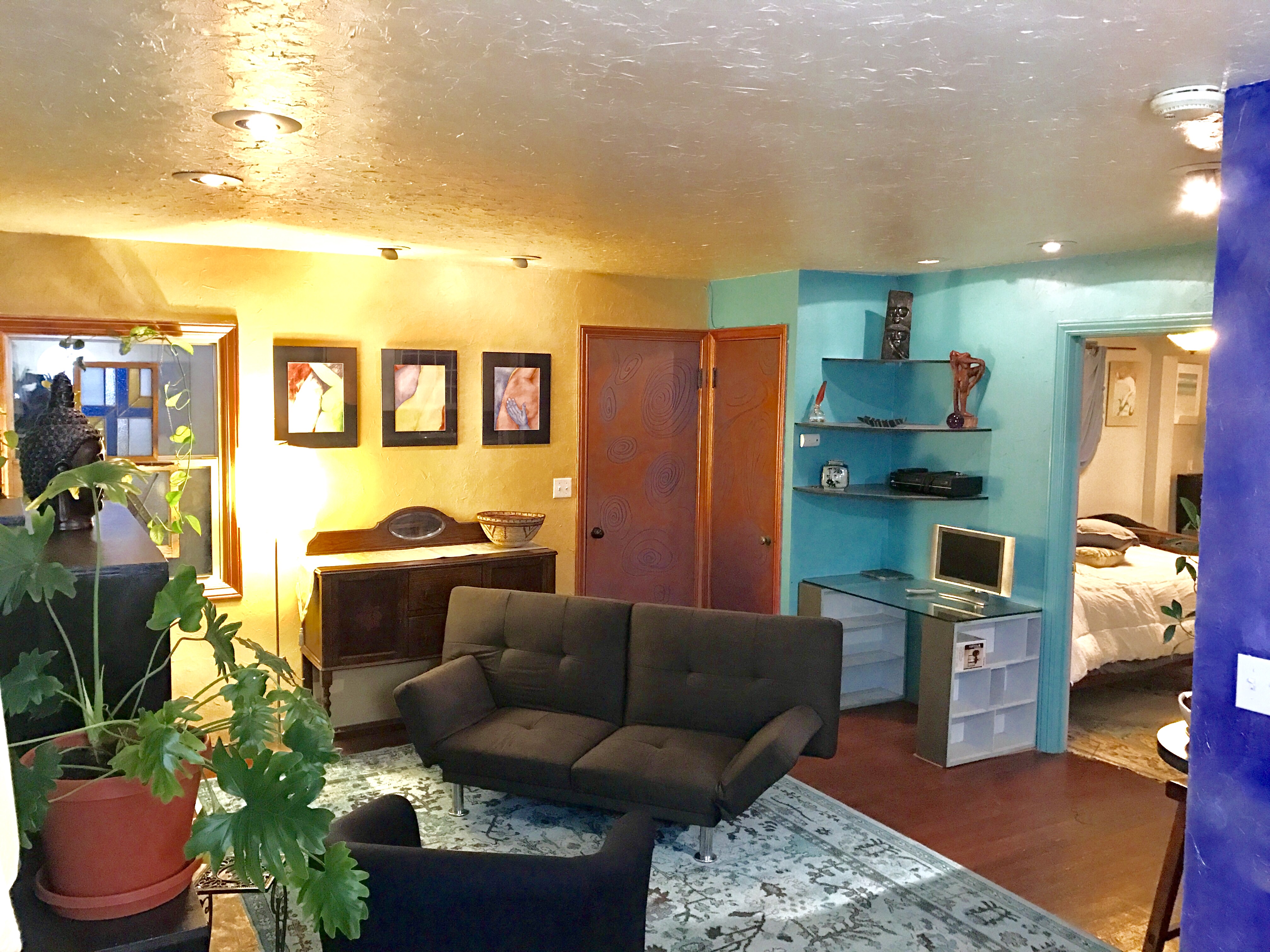 Eclectic Artistic Garden Retreat/Licensed