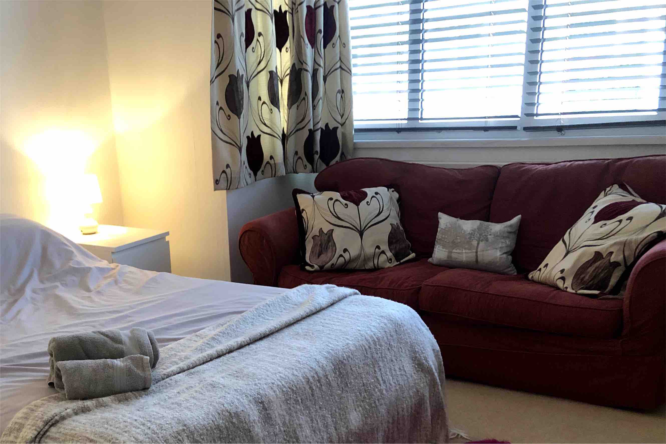 Generous, quiet room. 20min walk to Station in Windmill Hill, Bristol