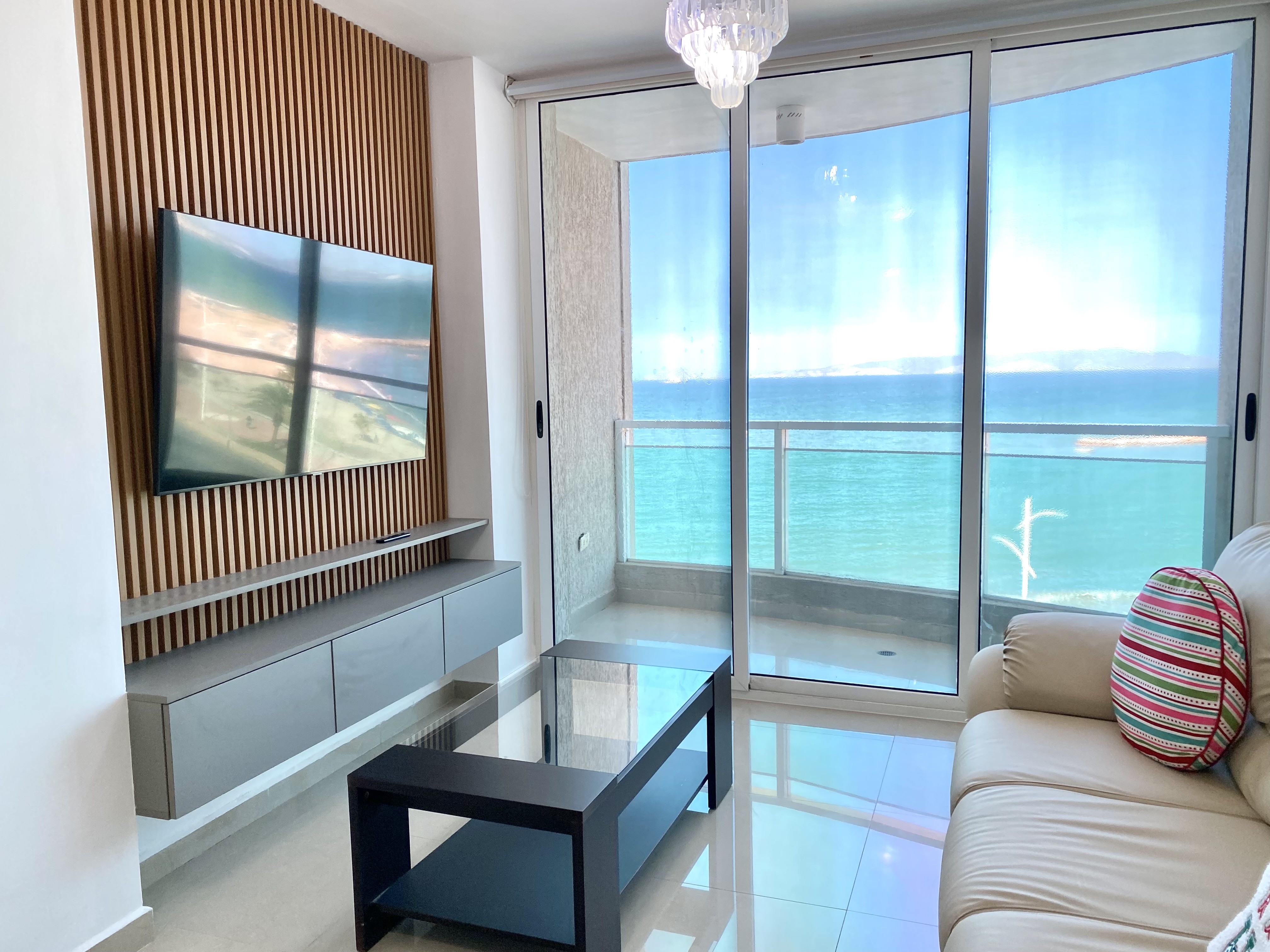 Spacious oceanfront apartment in dairy