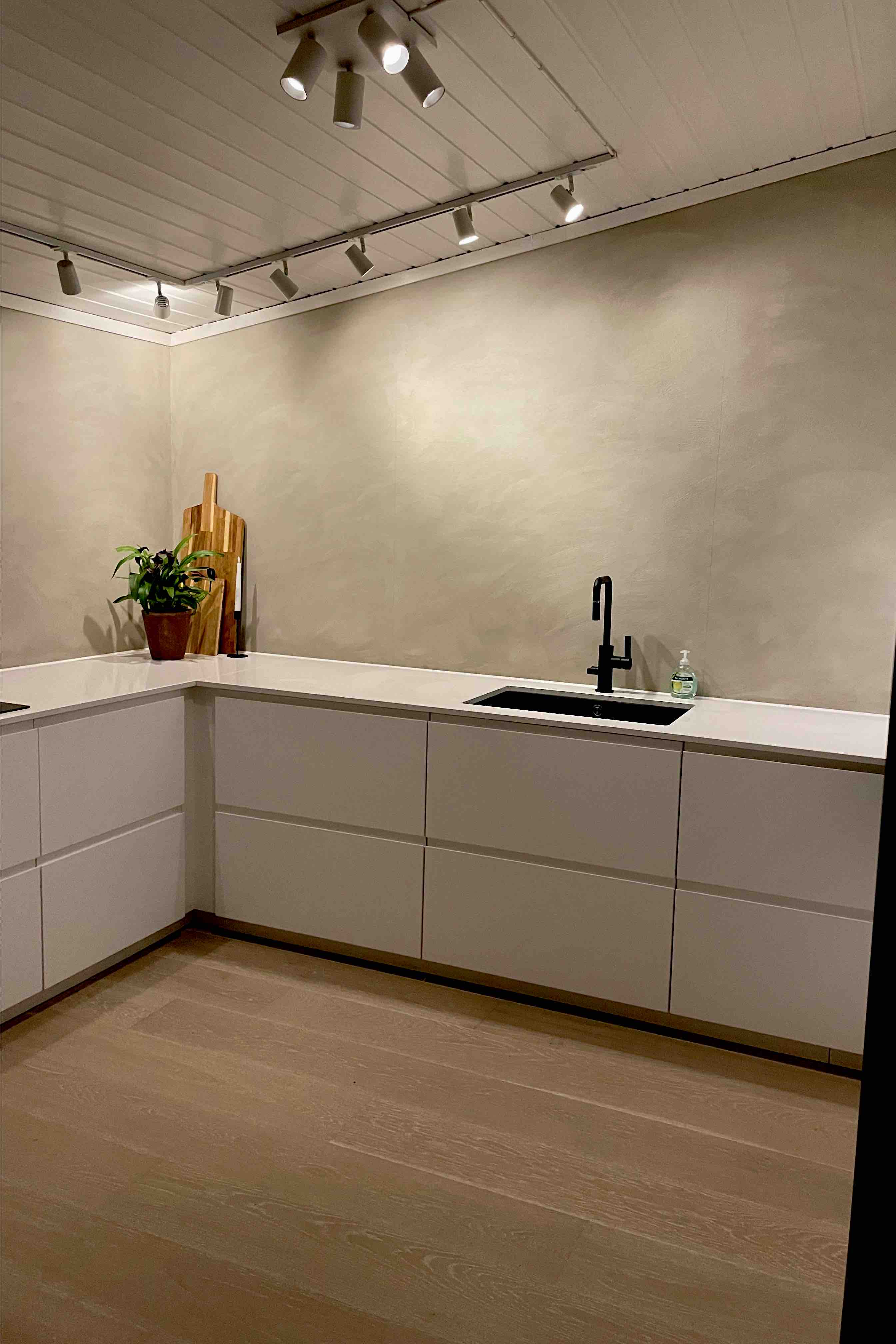 Stylish home with 4 bedrooms, two bathrooms, 8 km from the city center.