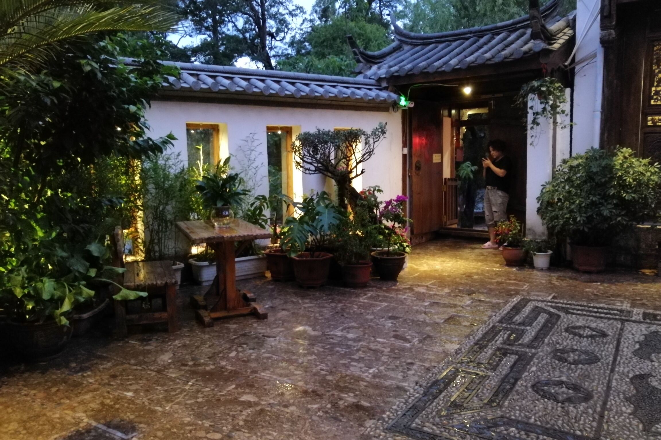 我留了一盏灯 在满城风雨之夜 只要你带着酒来 不说万水千山 不说相见恨晚 Casas En Renta En Lijiang Yunnan China