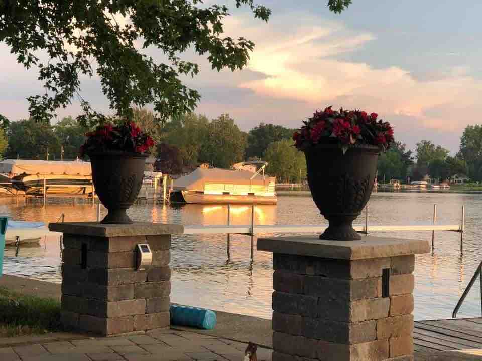 Adams Lake GEM Setter Sundown CottageBest Views Cottages for Rent