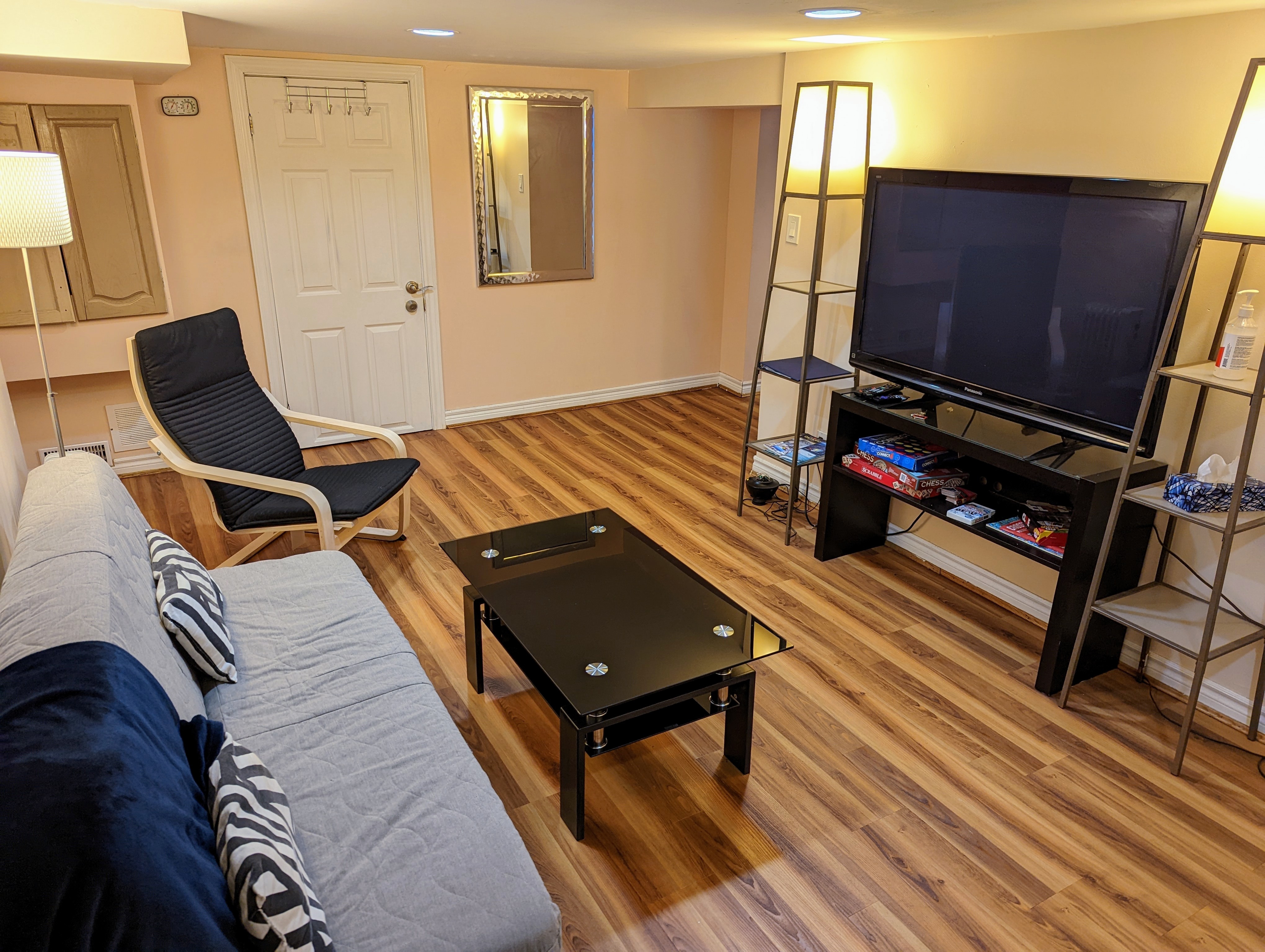 Private Basement Apartment Downtown, Free Parking!
