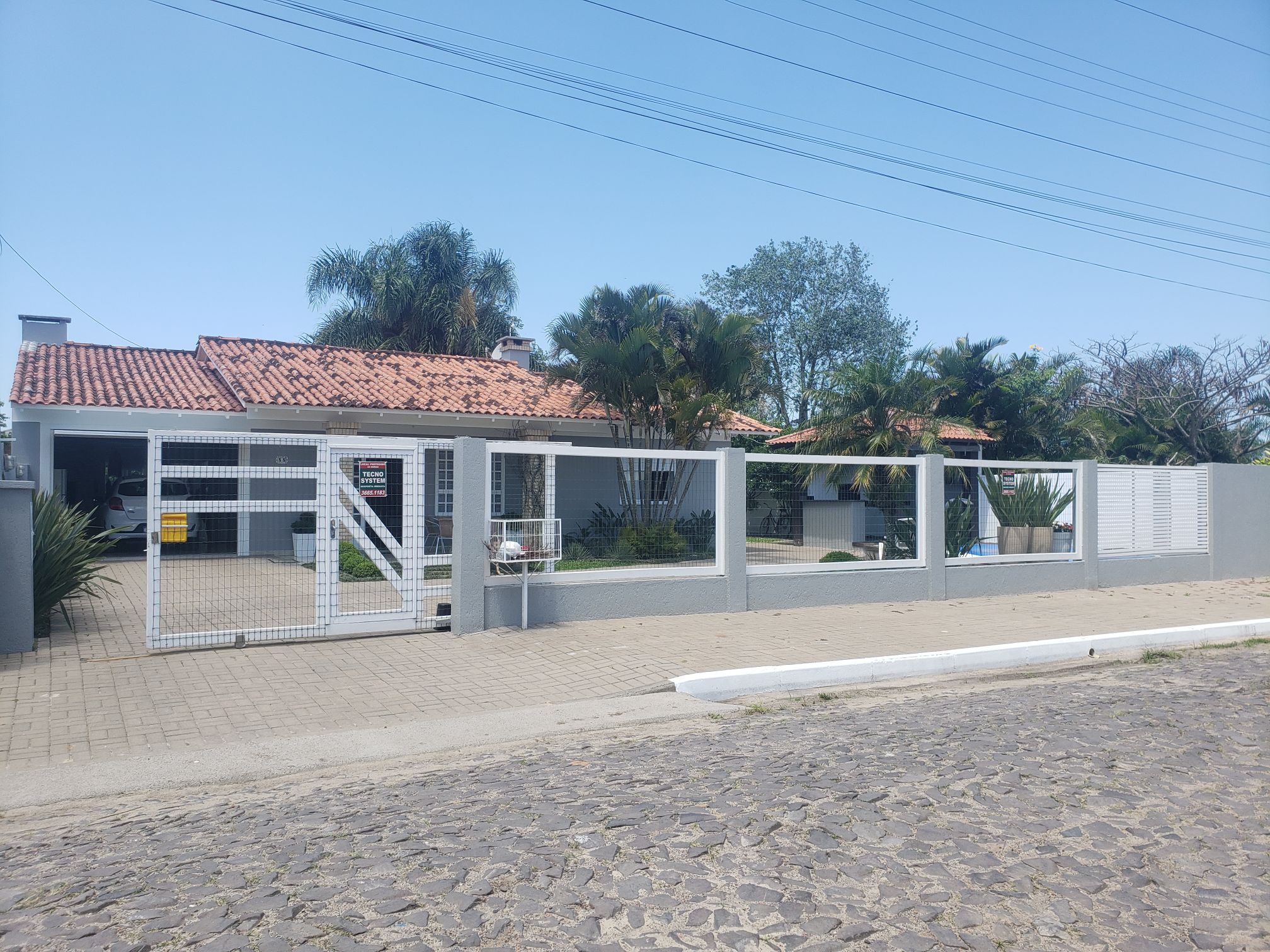 House in Atlantis with well-equipped large patio.
