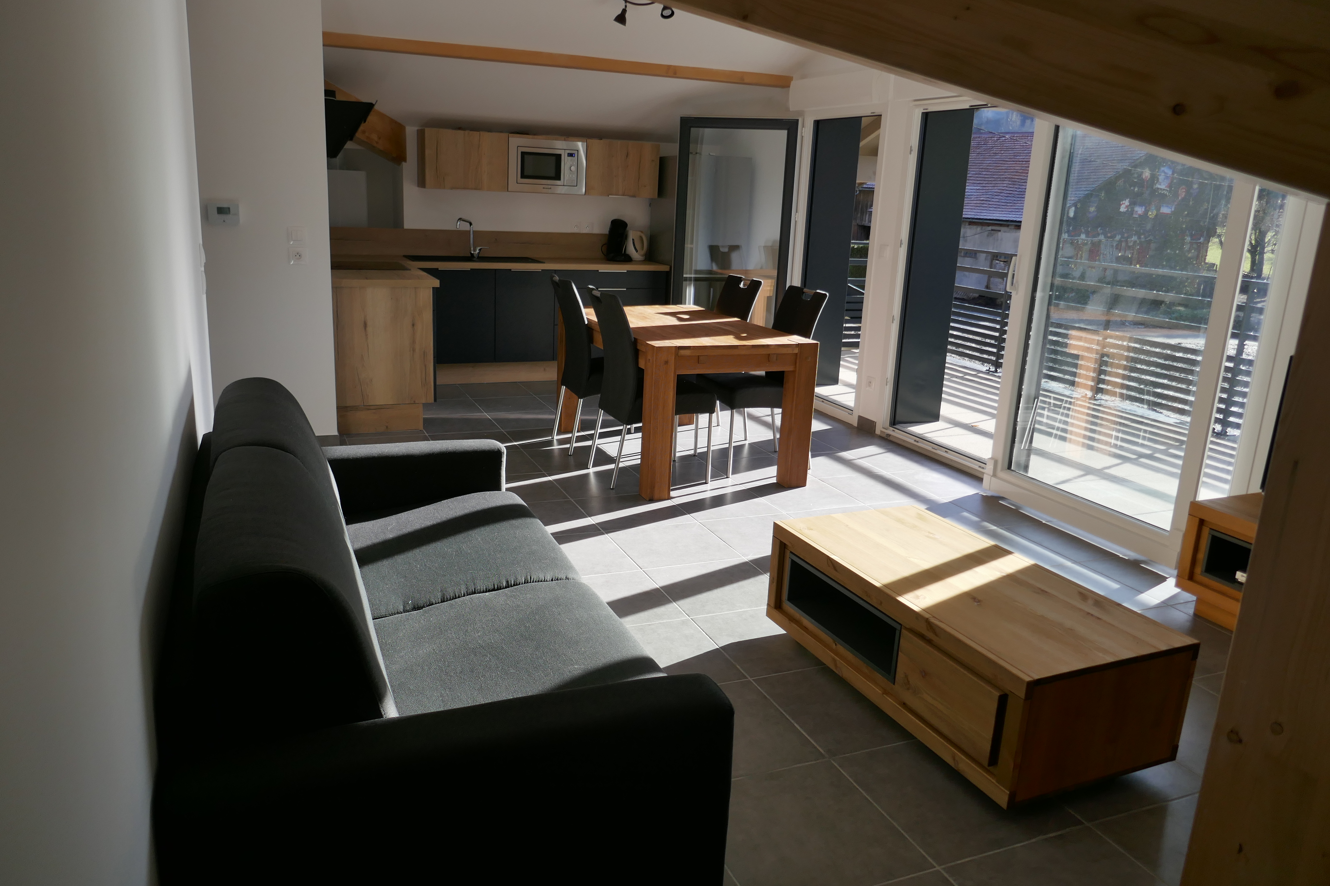 New quiet apartment between lake and mountains