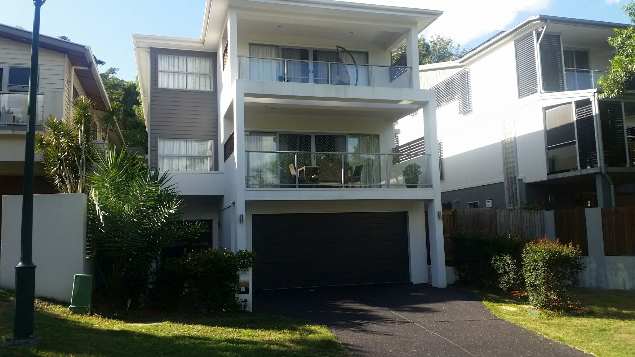 Large room in granny flat in contemporary house in Highgate Hill, Brisbane