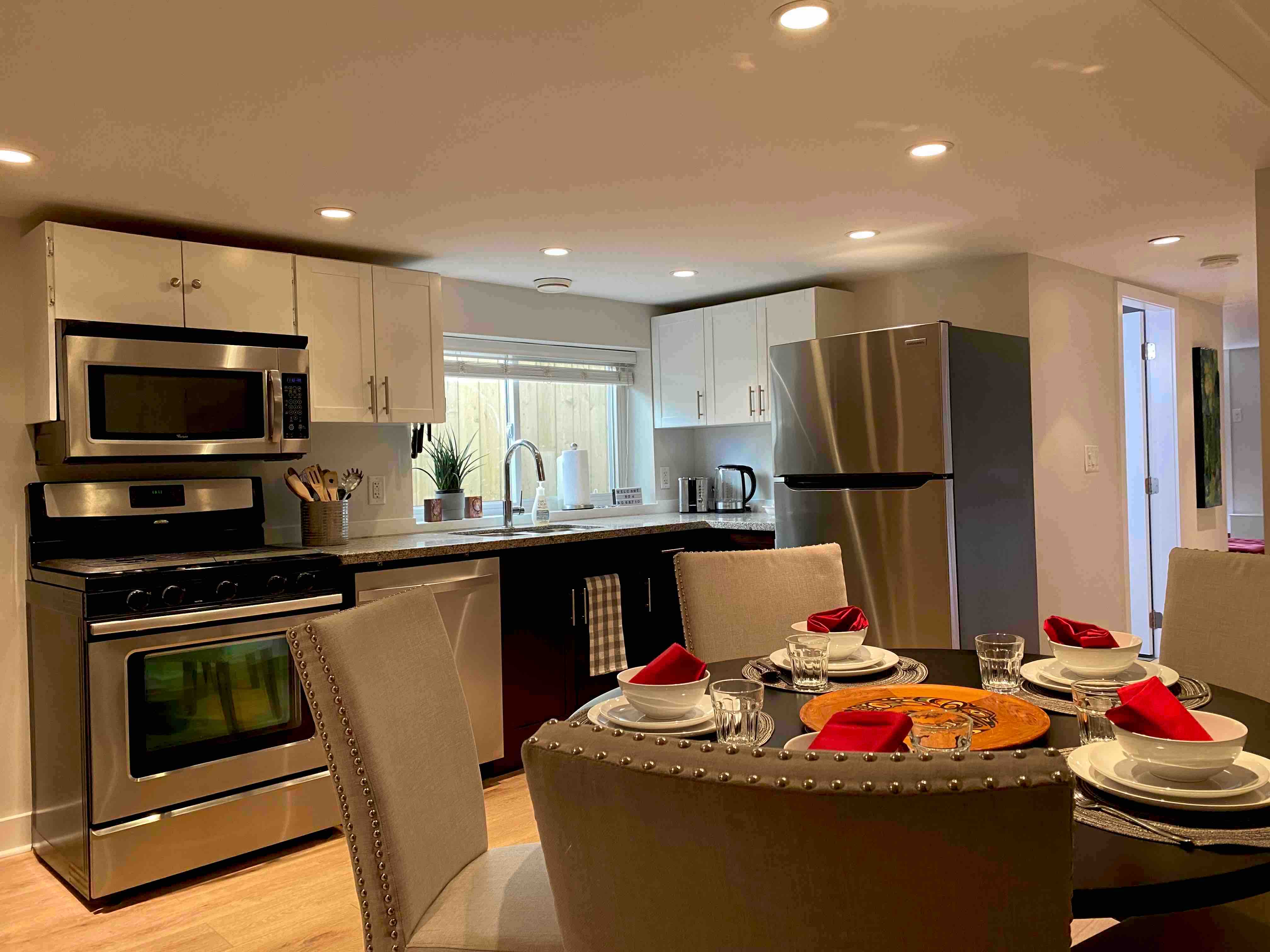 EYES ON KNIGHT-Spacious 2 B/R suite with Parking