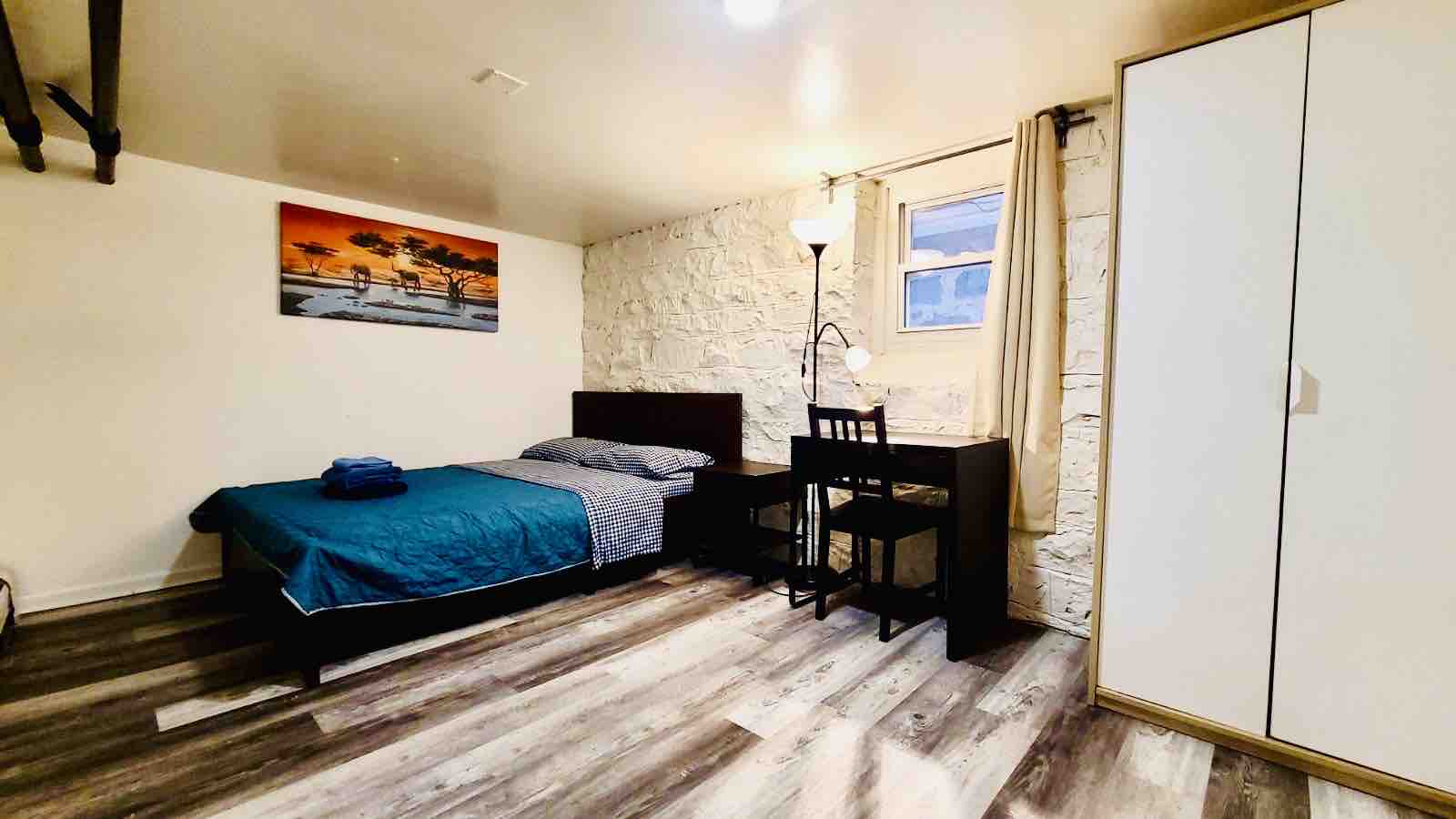 Nice room Queen bed, table WIFI minutes to NYC in Ward D (councilmember Michael Yun), Jersey City