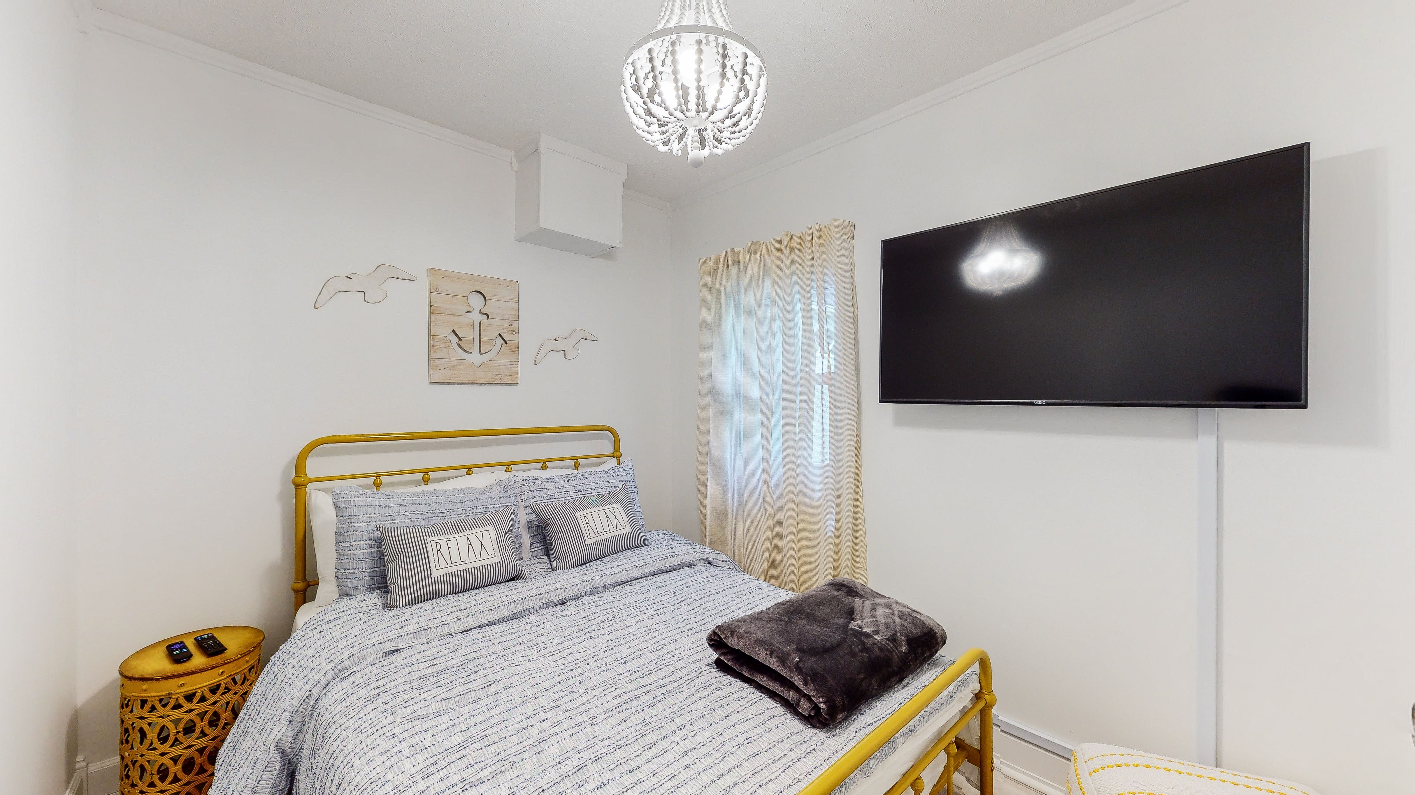 Atwood Lake Hot tub, 7 miles to Atwood Beach Houses for Rent in