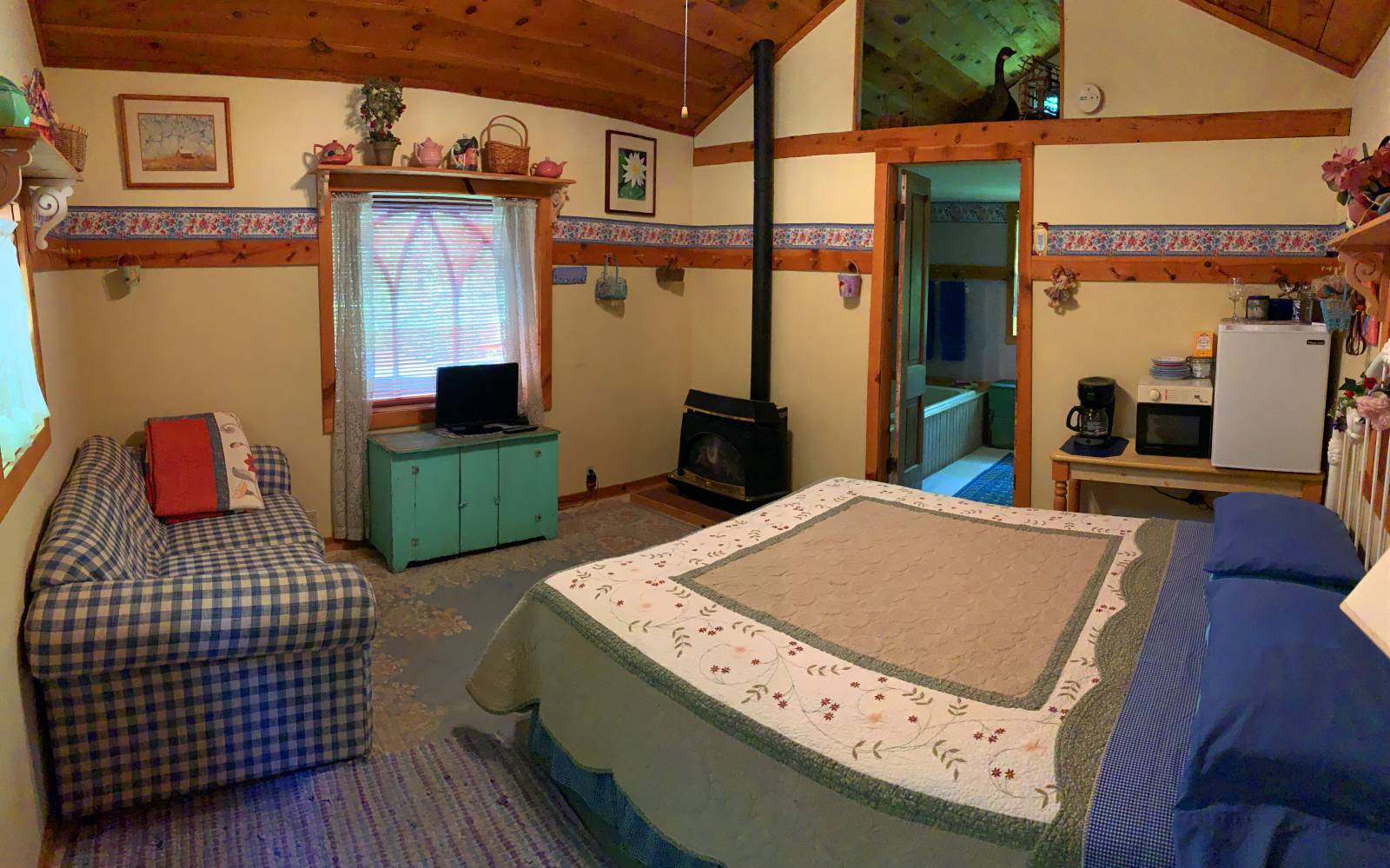 Enchanted Cottages HotTub Hideaway Guesthouses for Rent in Eureka