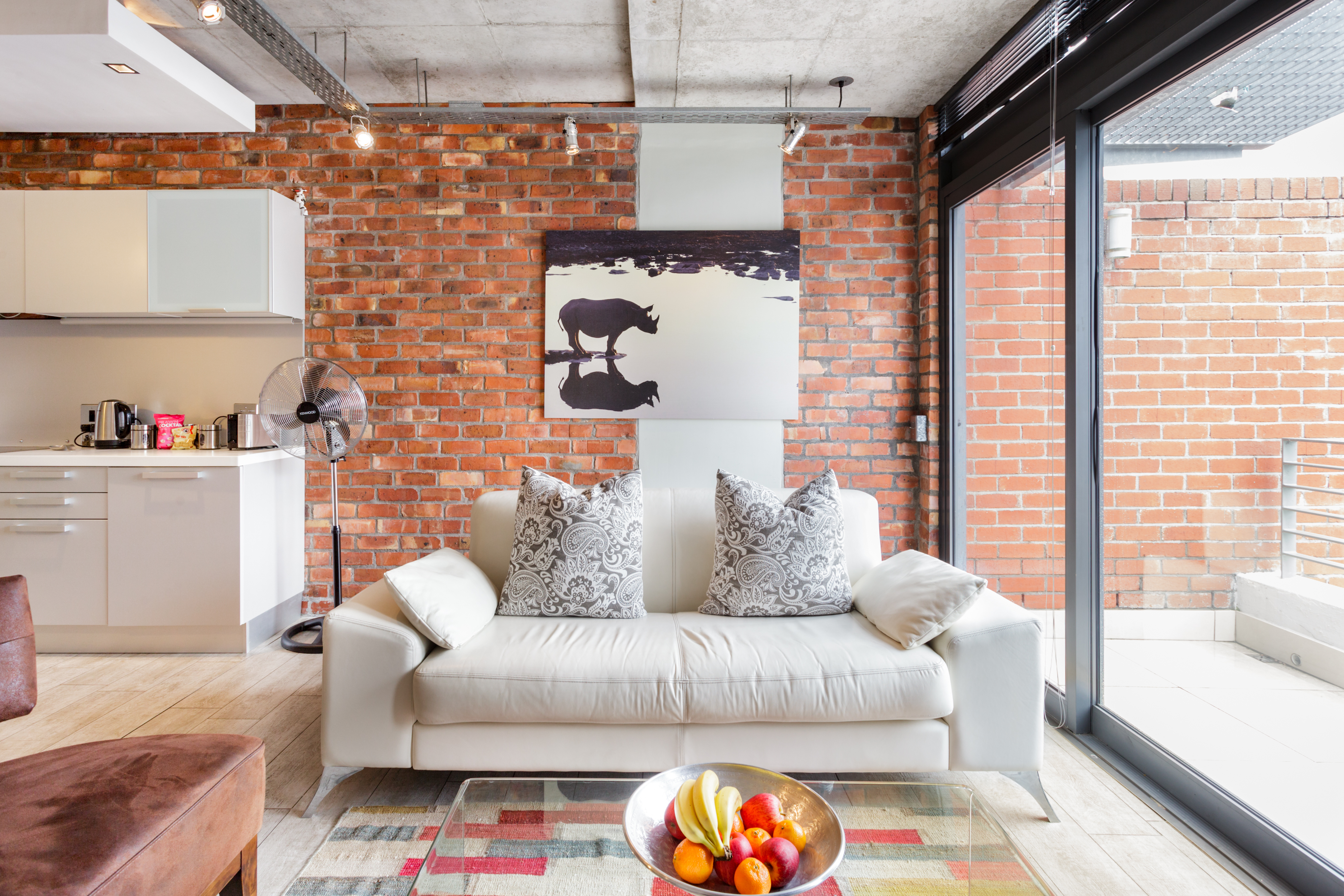 Stylish Industrial Loft, No loadshedding, Gr8 view in Ward 115, Cape Town