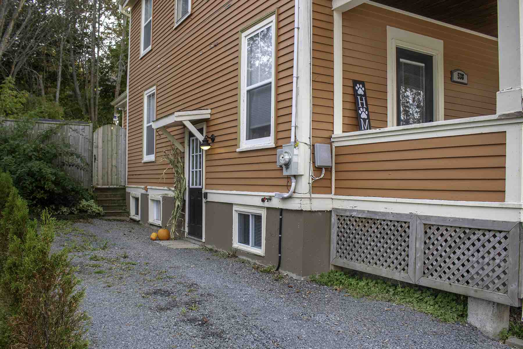 Brigittes Holiday Apartments Nova Scotia Canada Modern Suite with Private Entrance - Apartments for Rent in Windsor