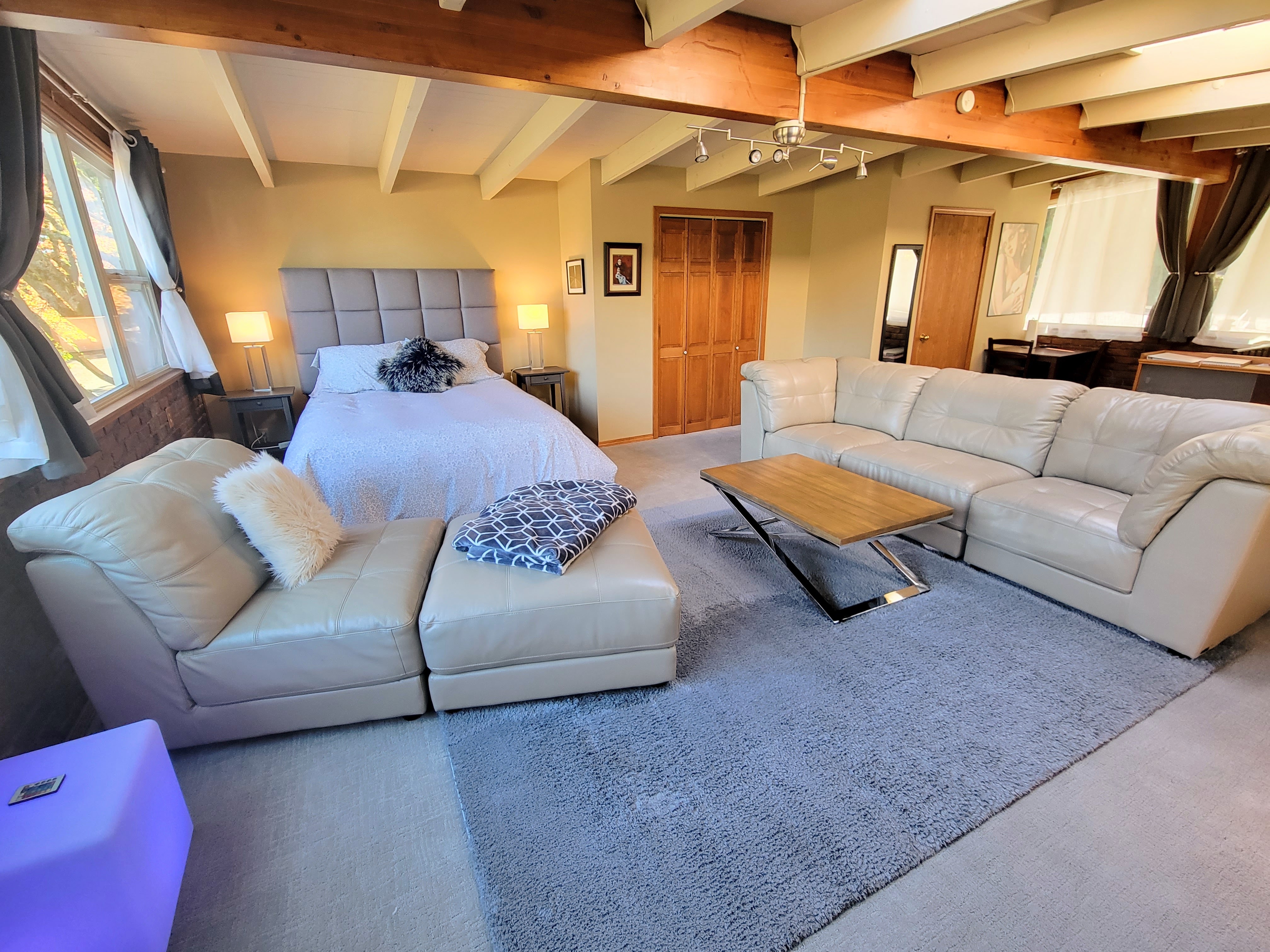 Mid-Century Luxe Lounge - Romantic and comfortable