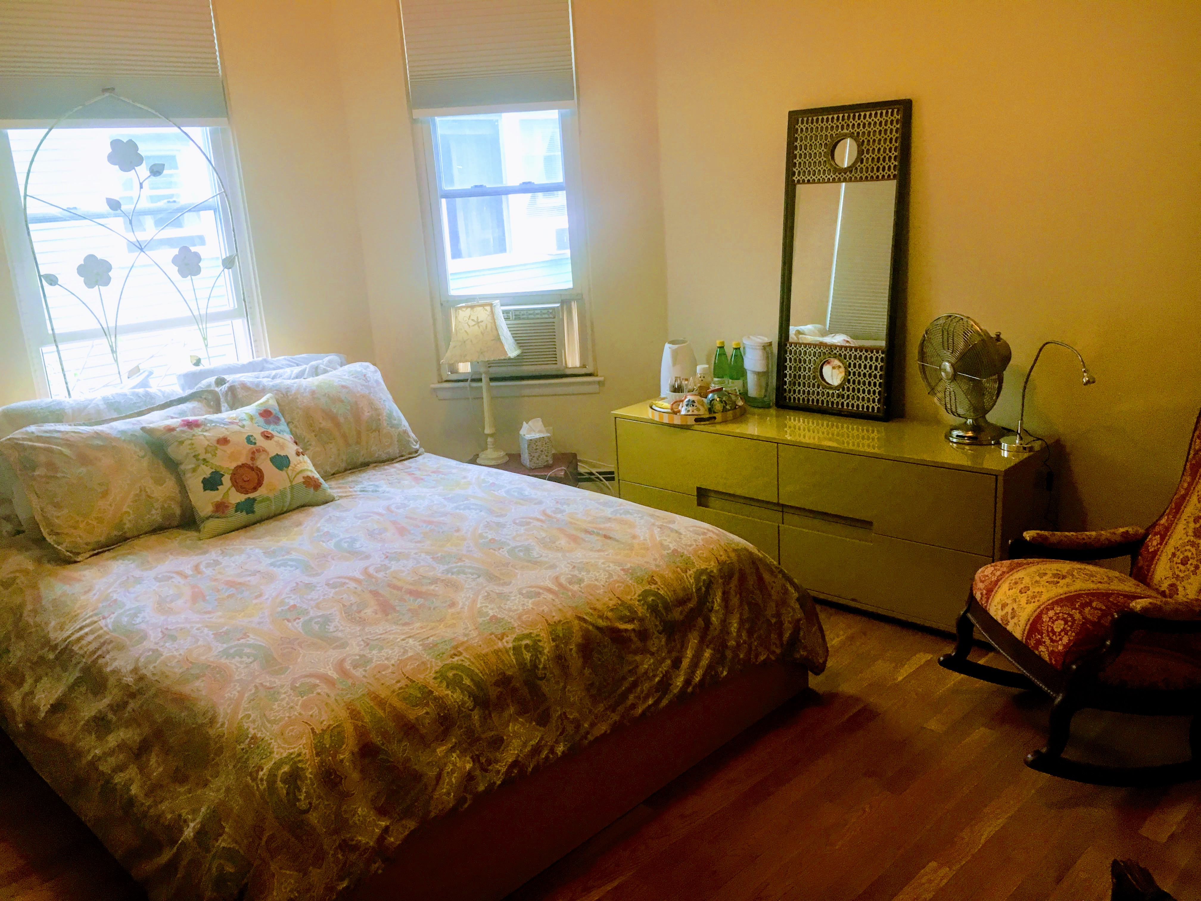 Lovely room: walk to Harvard Square with parking in Riverside, Cambridge