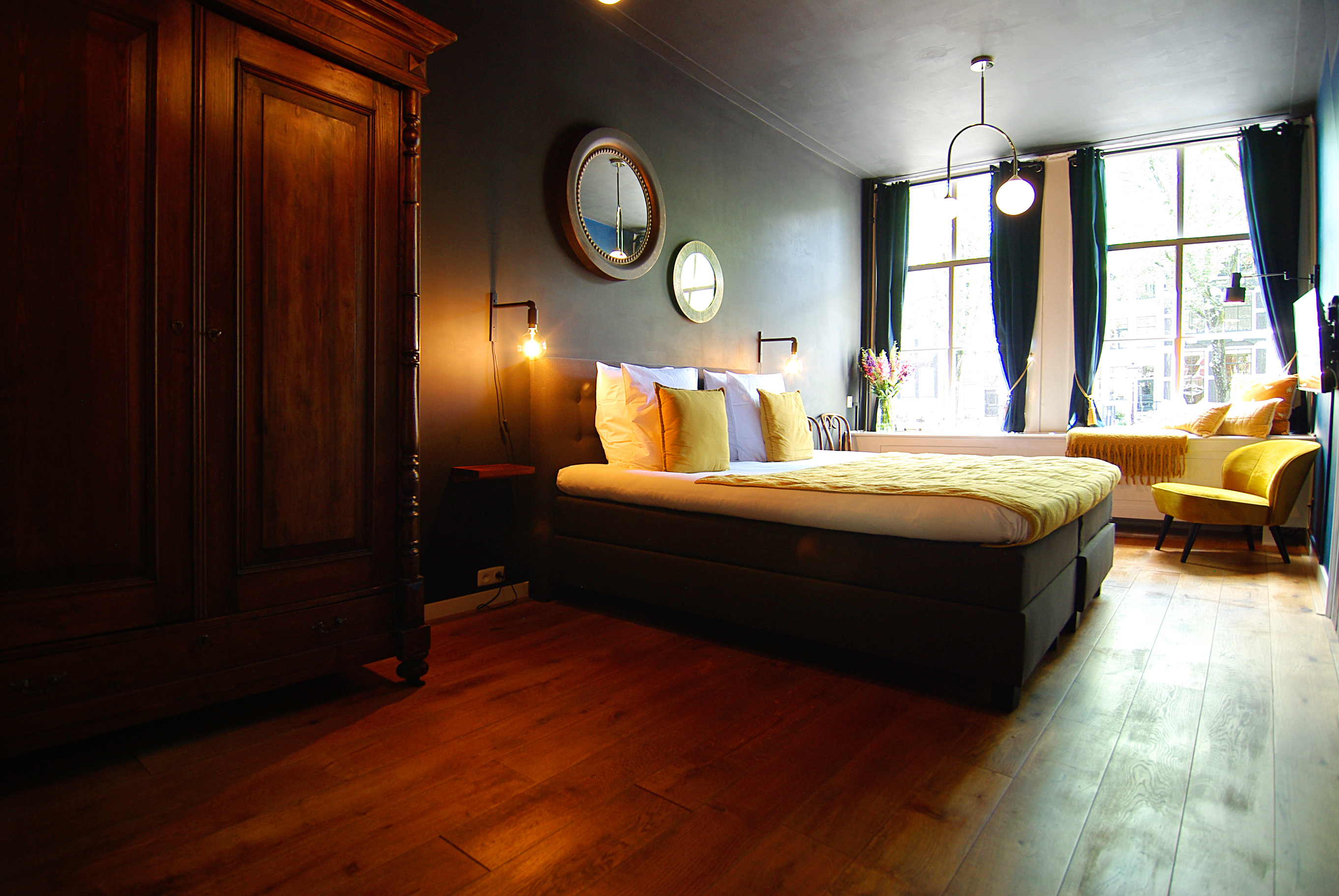 Authentic Suite with Canal View in Heart of City — Amsterdam stay