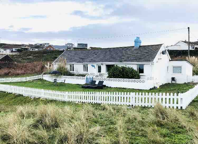 Seaside Cottage with Stunning Views Bungalows for Rent in Ogmoreby