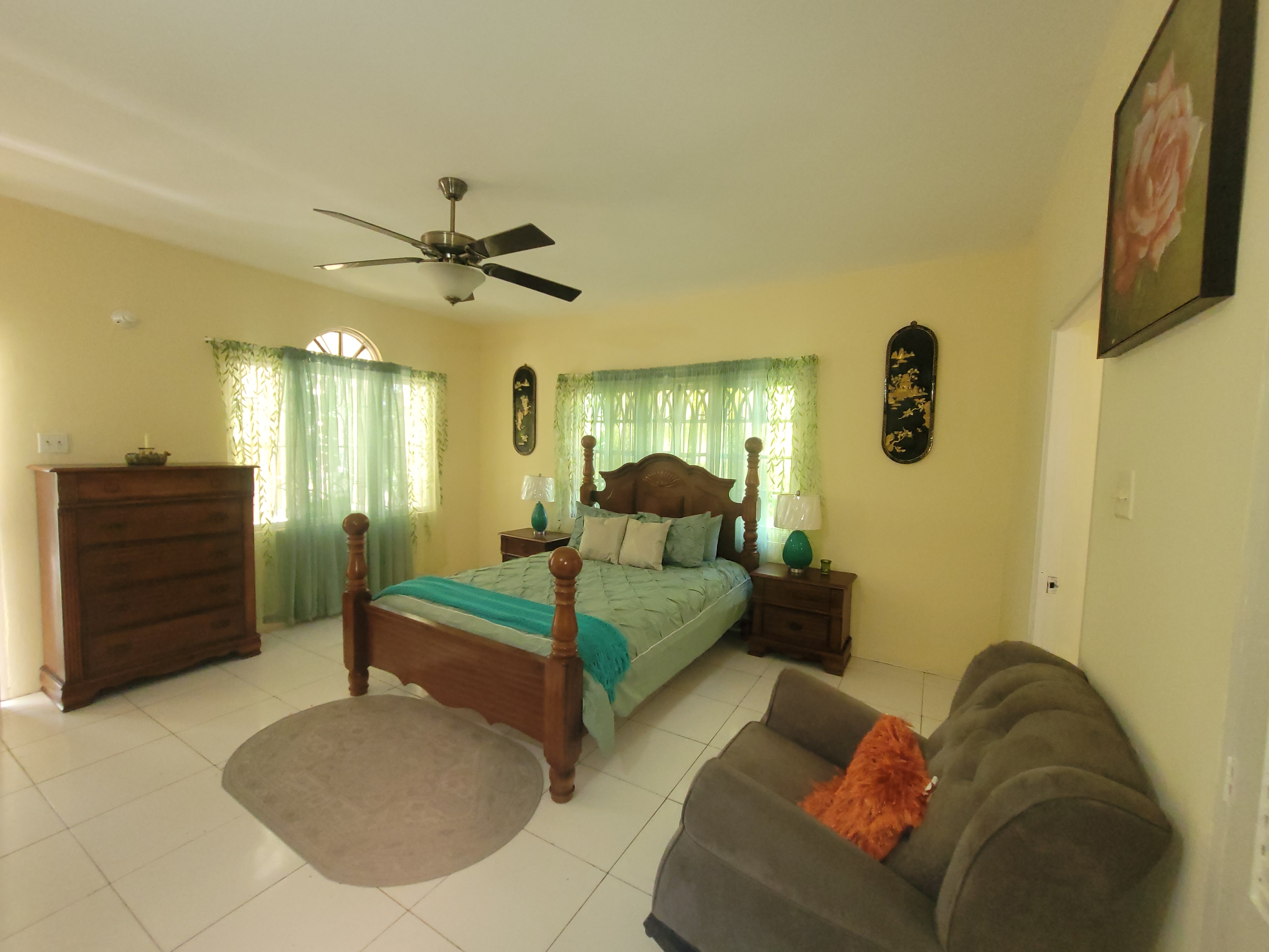 Marva's Whitehouse by Tigress (1 bedroom apt)