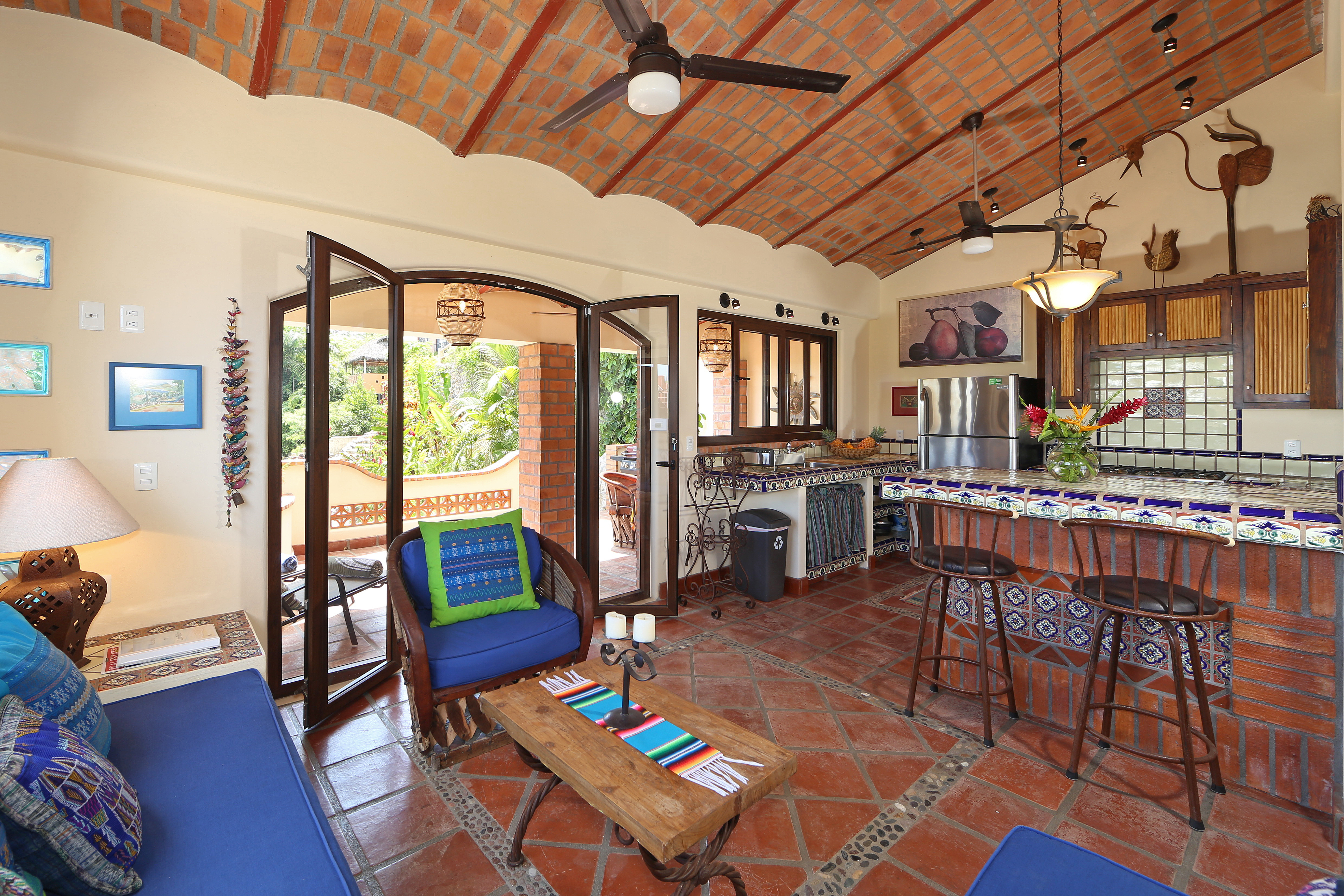 Beautiful, A/C, Pool, 5 min walk to town/beach