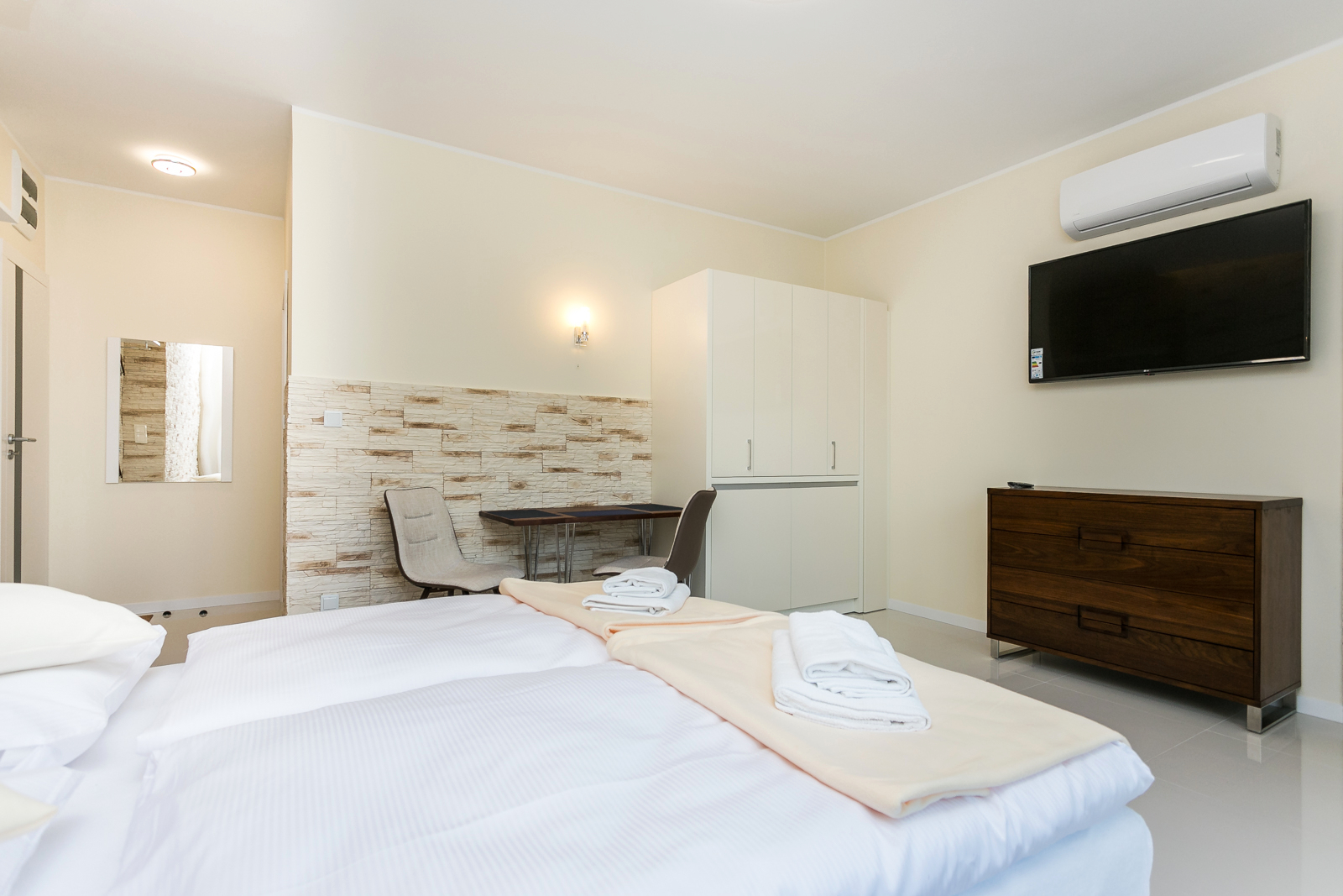 Apartamen # 2 in Saxon House - 15 minutes from downtown