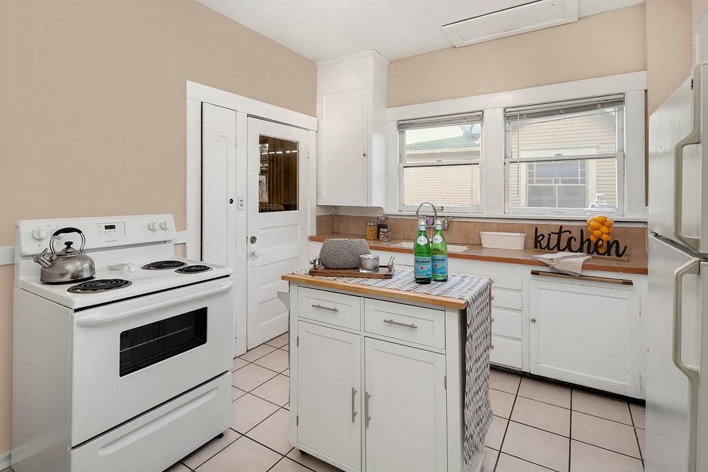 Trendy Spacious Eastlake Apt