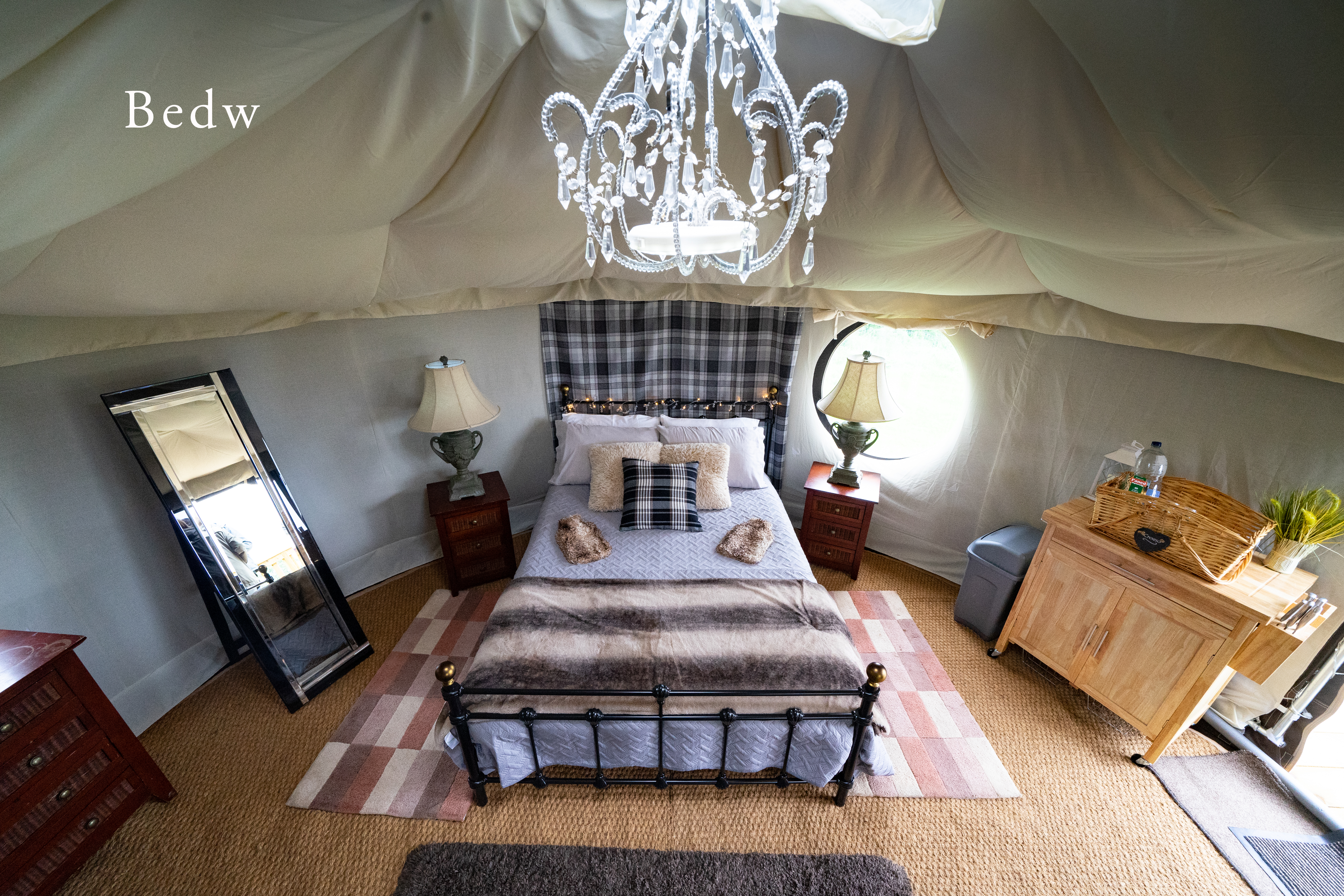 Bedw Snowdonia Glamping Nomadic Yurt Yurten te Huur in childrens trundle bed also a tent! perfect for the woodland
