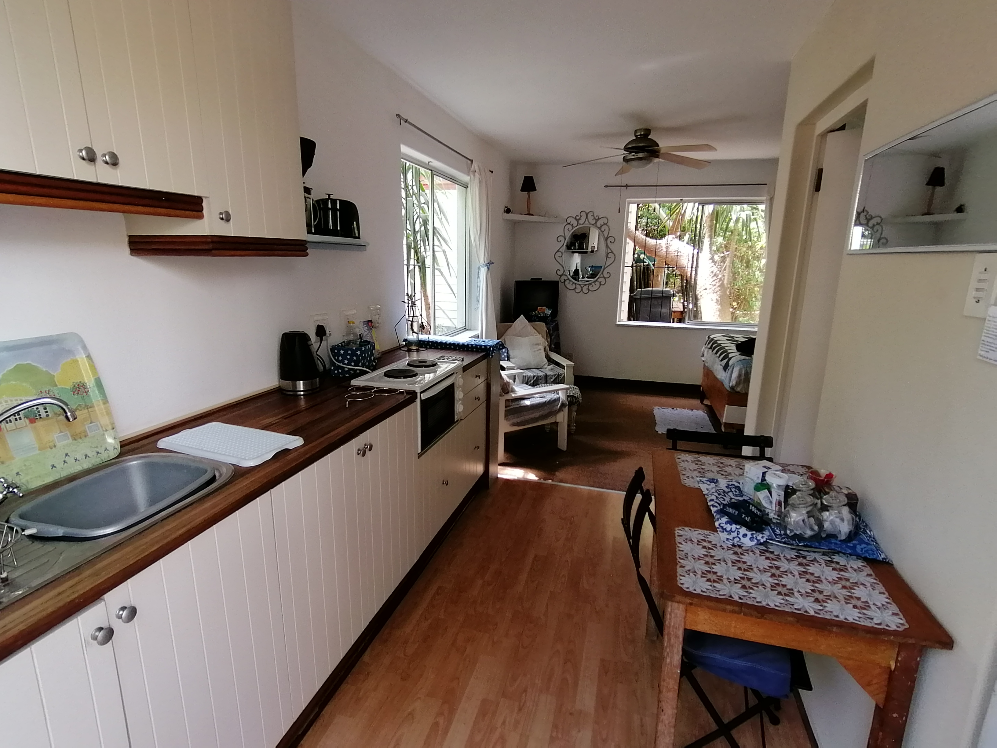 Tranquil, secluded garden bedsit on mountain edge in Ward 77, Cape Town
