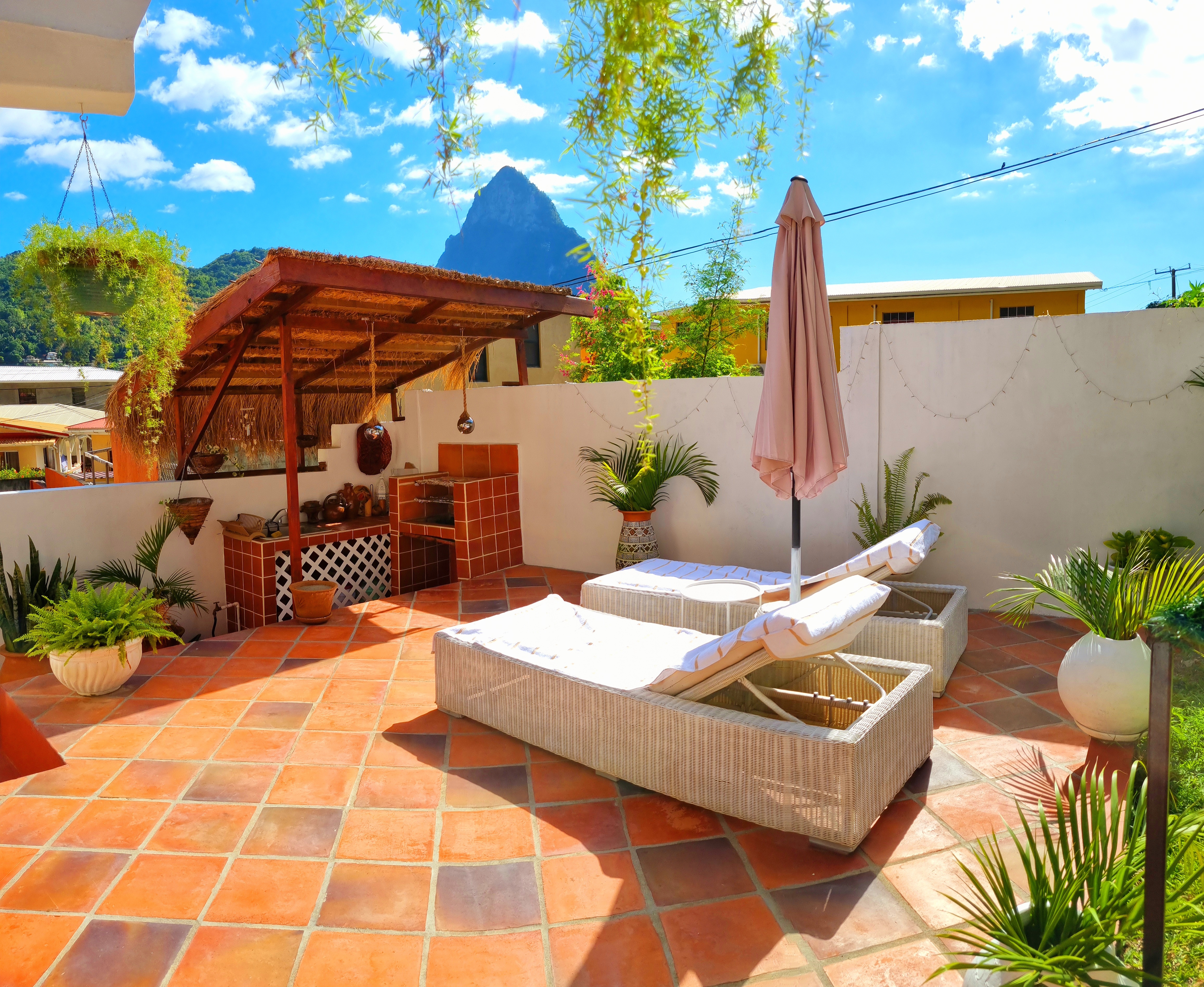 Piton view near a beach -The Suite Spot Apartment