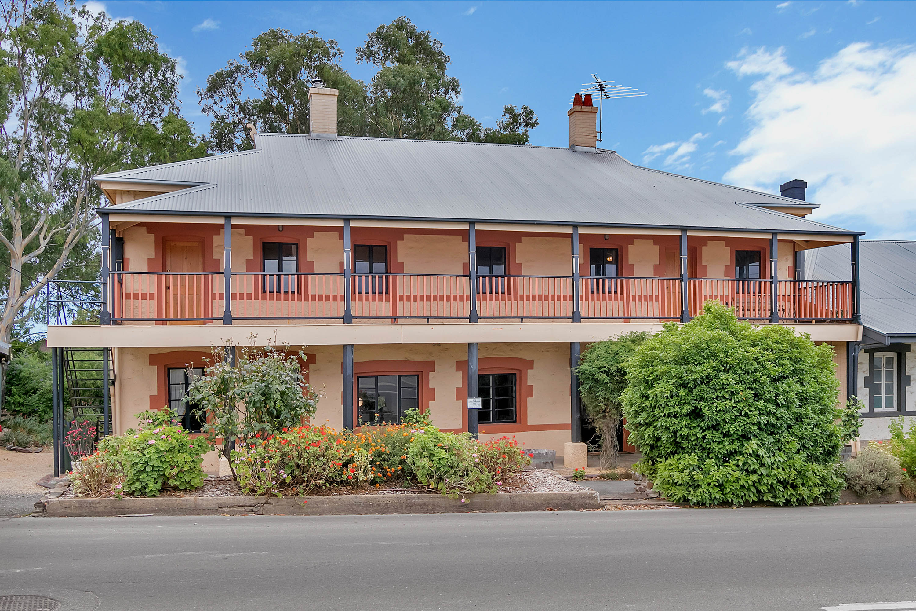 LYNDOCH GRAND VILLA IN BAROSSA VILLAGE SLEEPS 14 in Lyndoch, Barossa Valley