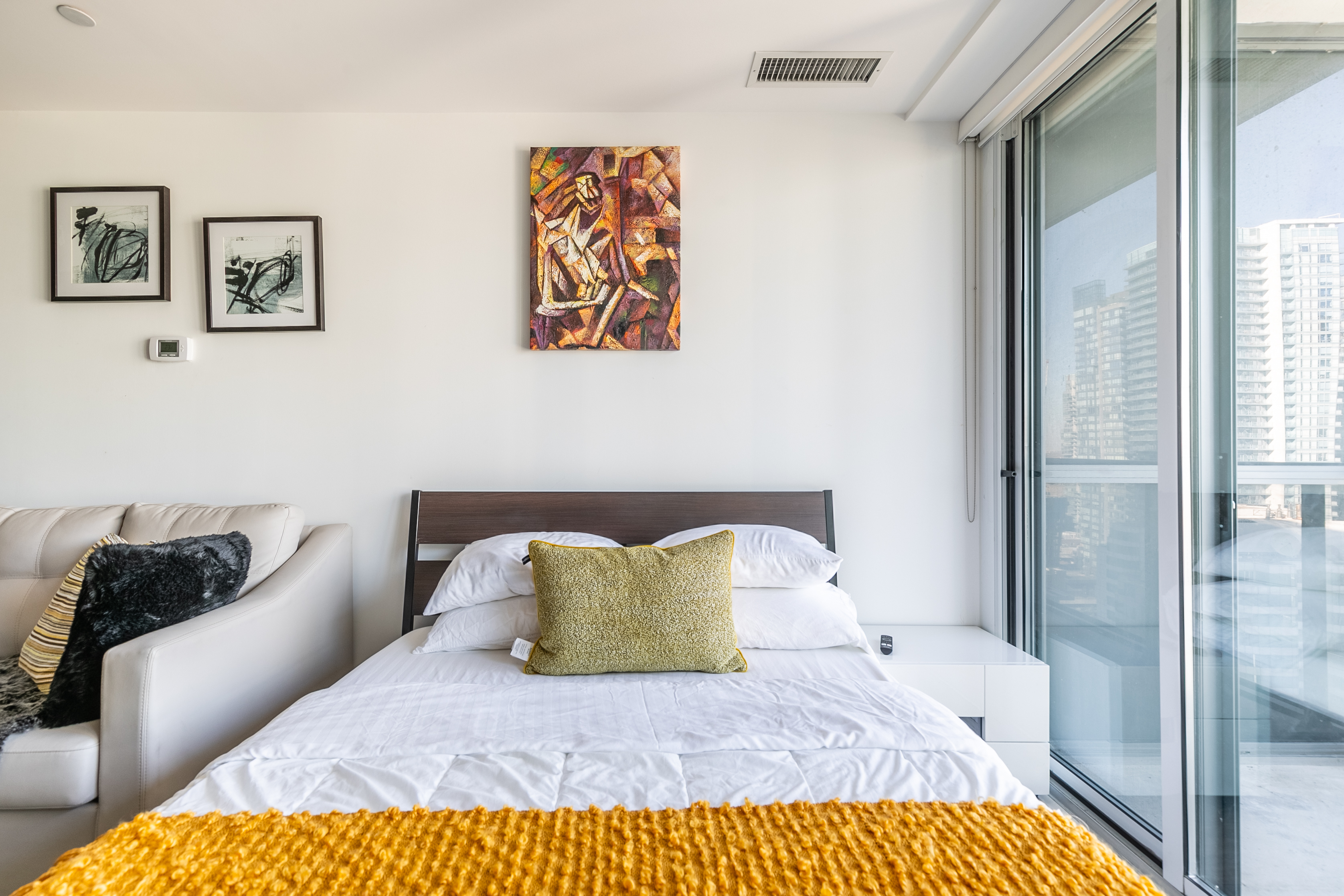 Bisha Suite near CNtower&Roger's Ctr Entire Condo.