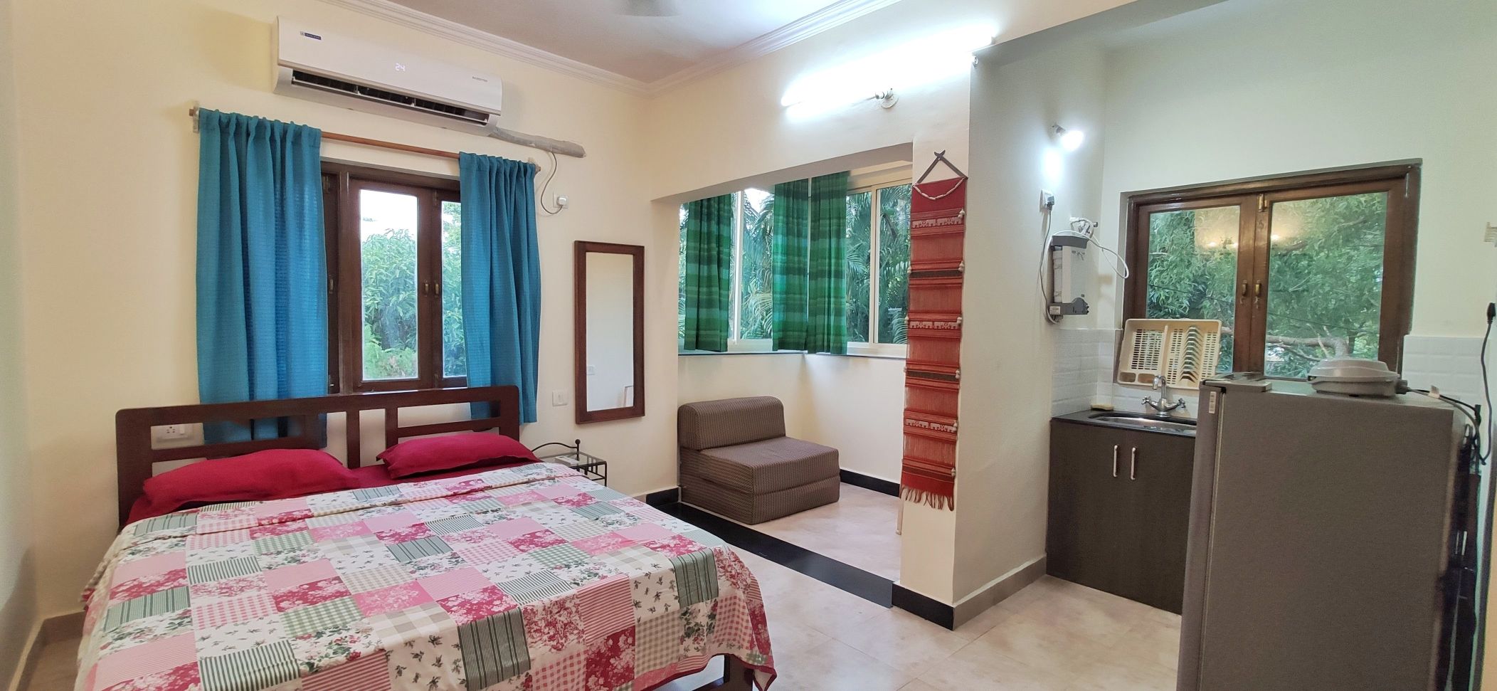 Nihal's studio apartment with a swimming pool