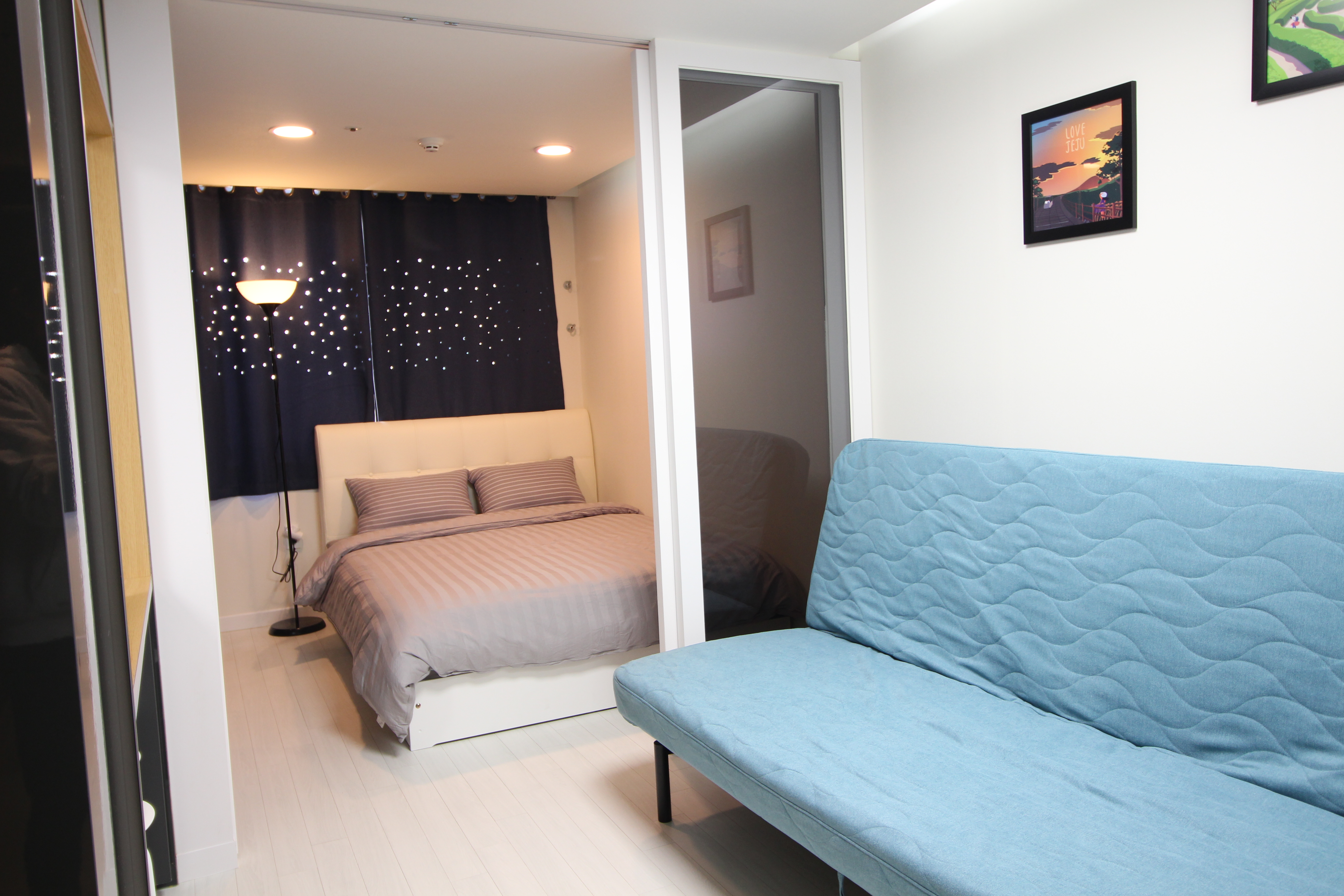 SC [Airport 1.7km, 5min] 1 Queen Bed Premium Residence, Center of Jeju