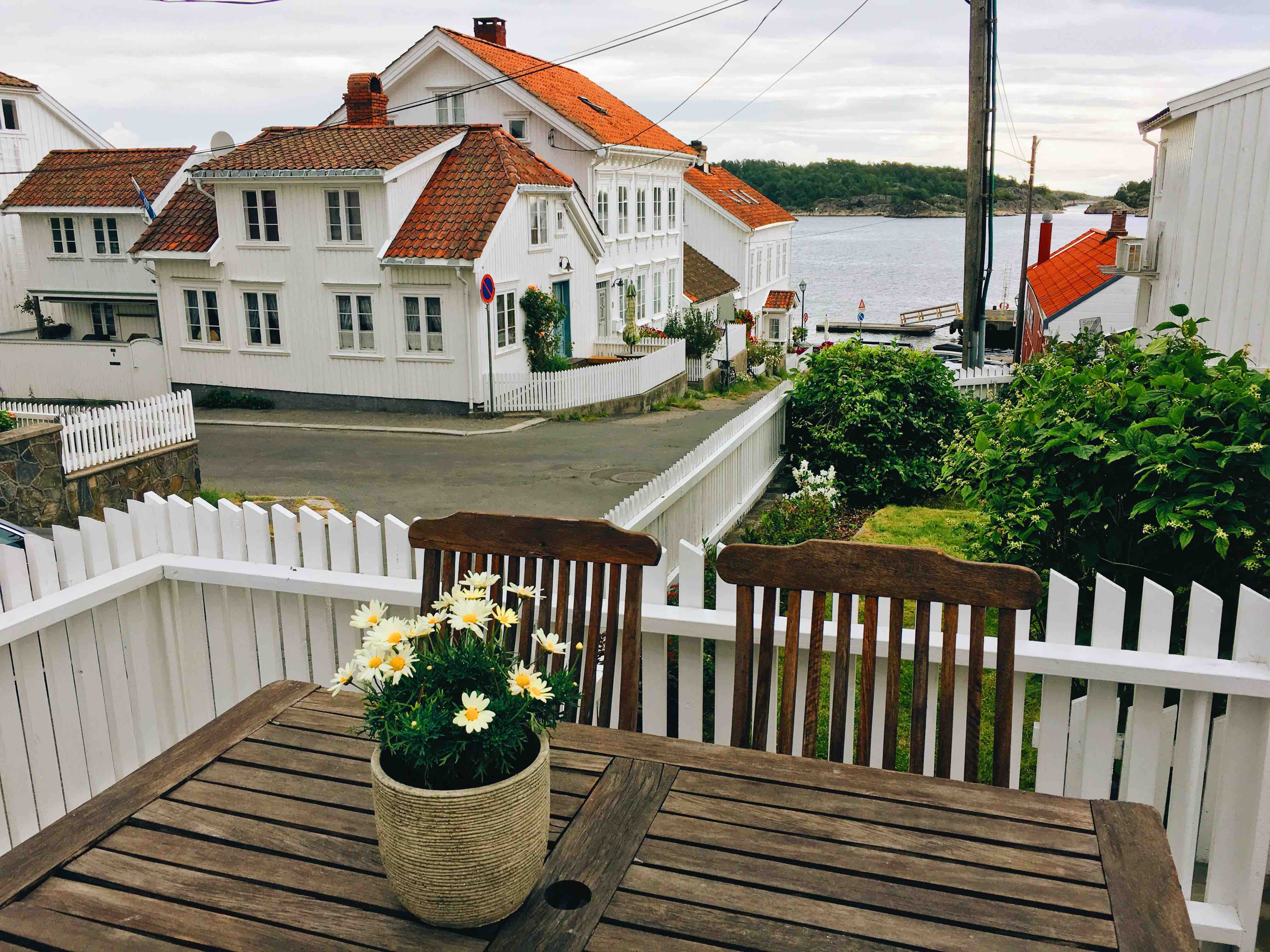 Summerhouse in the city, near the sea