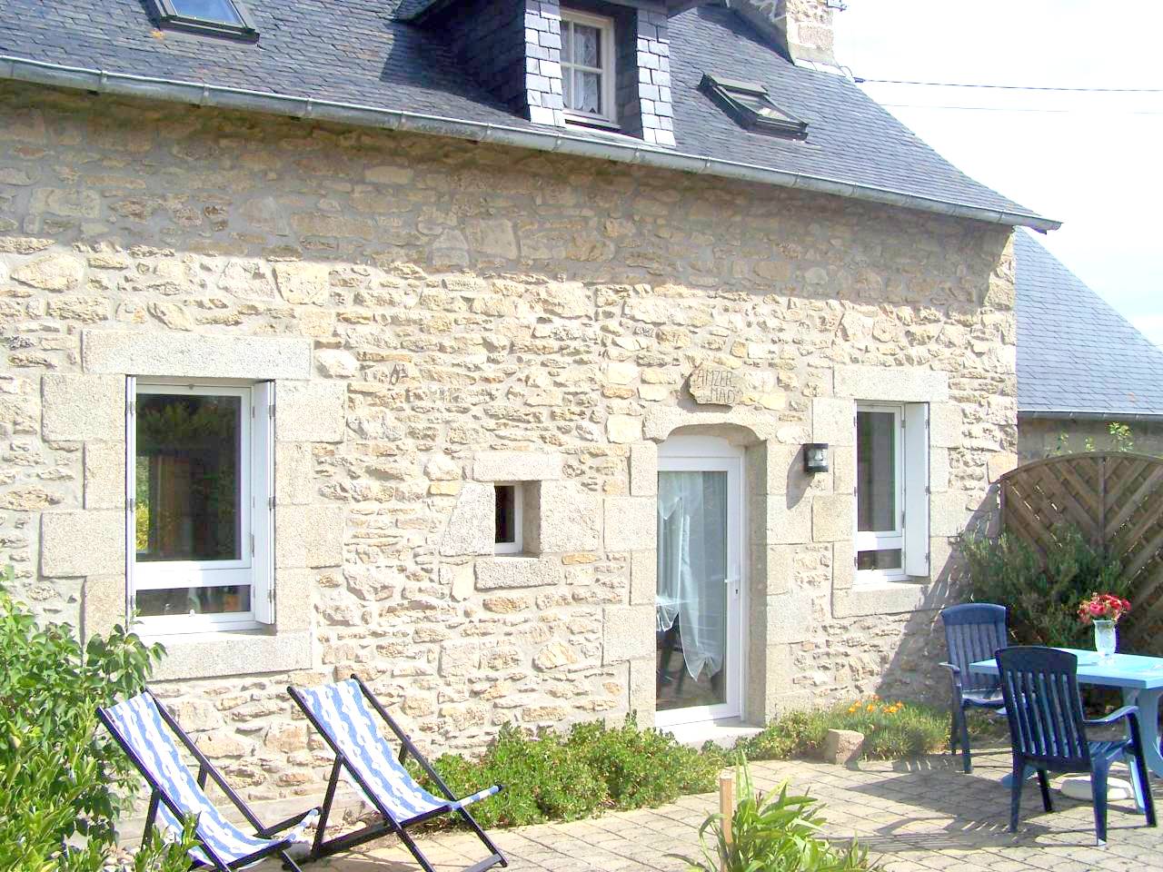 Fisherman's house 300m from the beach.