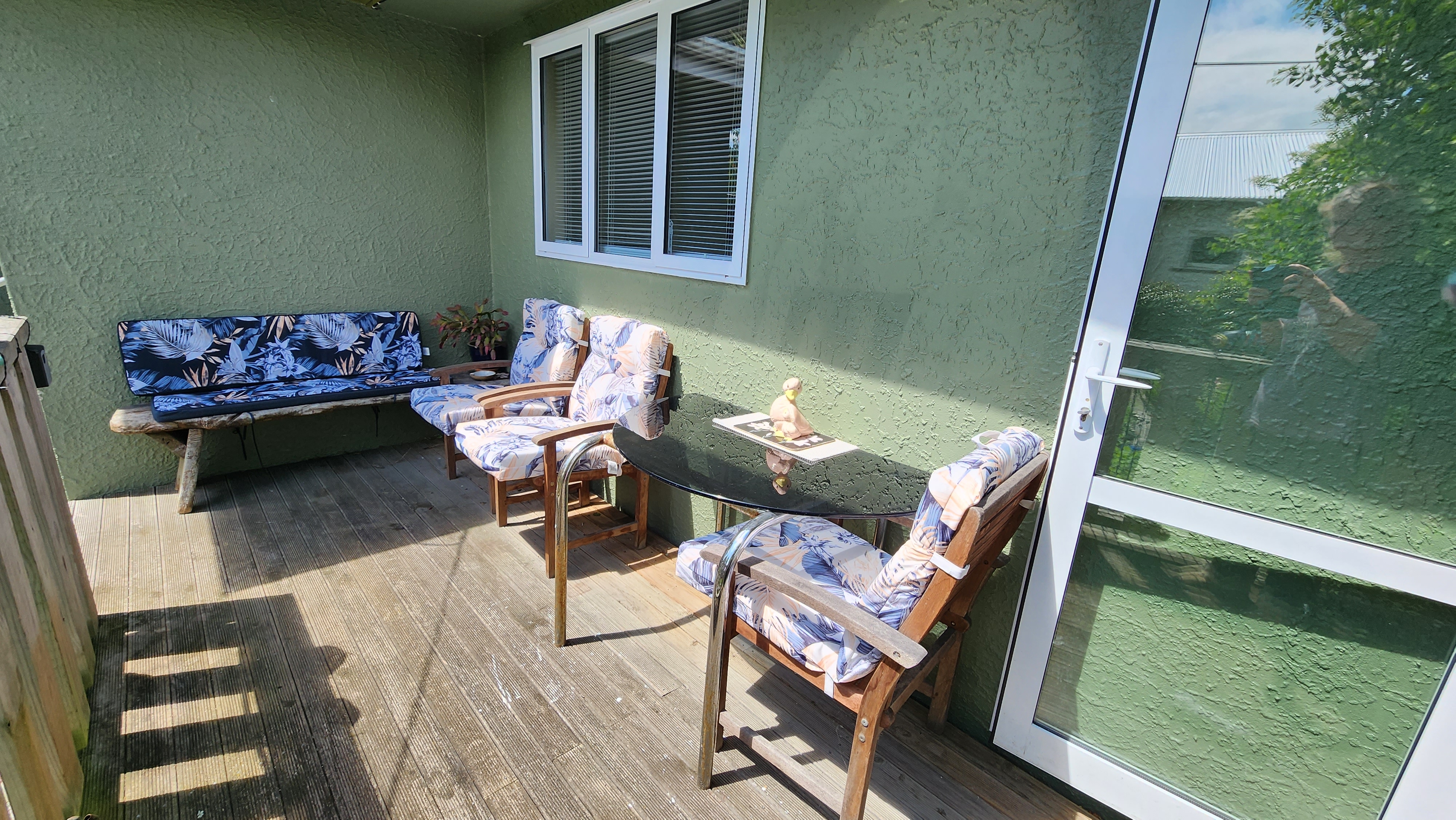 Guest Suite: Private entry own kitchen & bathroom