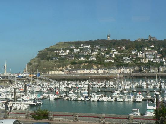 The coastal shelter, the refuge between the sea and the port