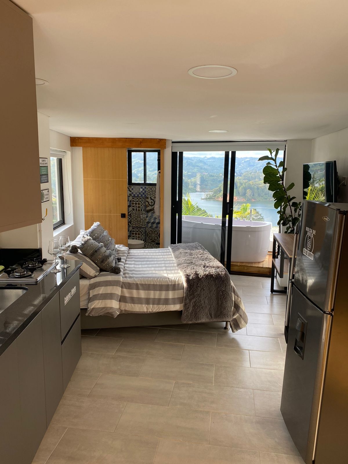 Jacuzzi on the balcony + lake view + breakfast