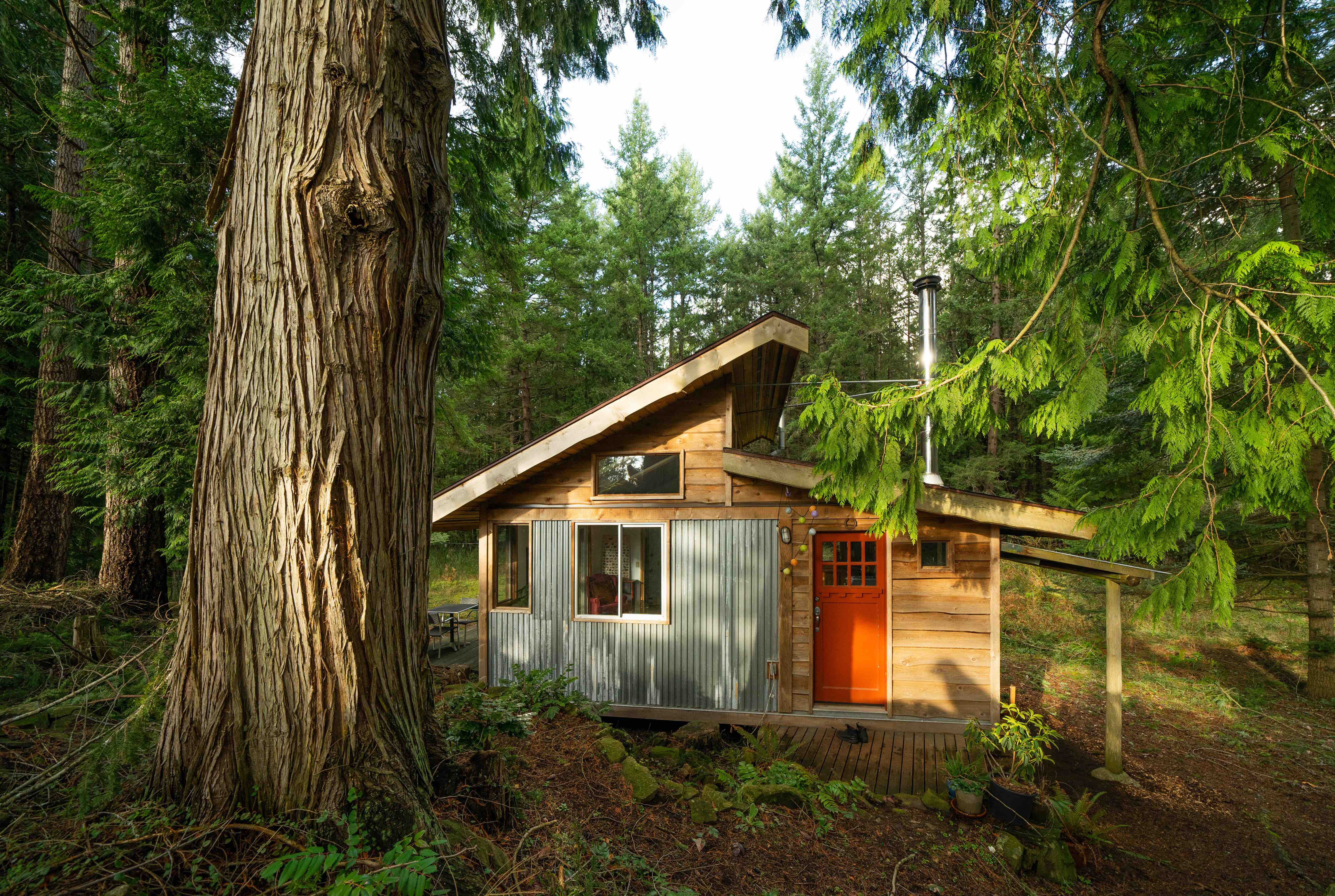 Perfect Meadow Cabin Guesthouses for Rent in Pender Island, British