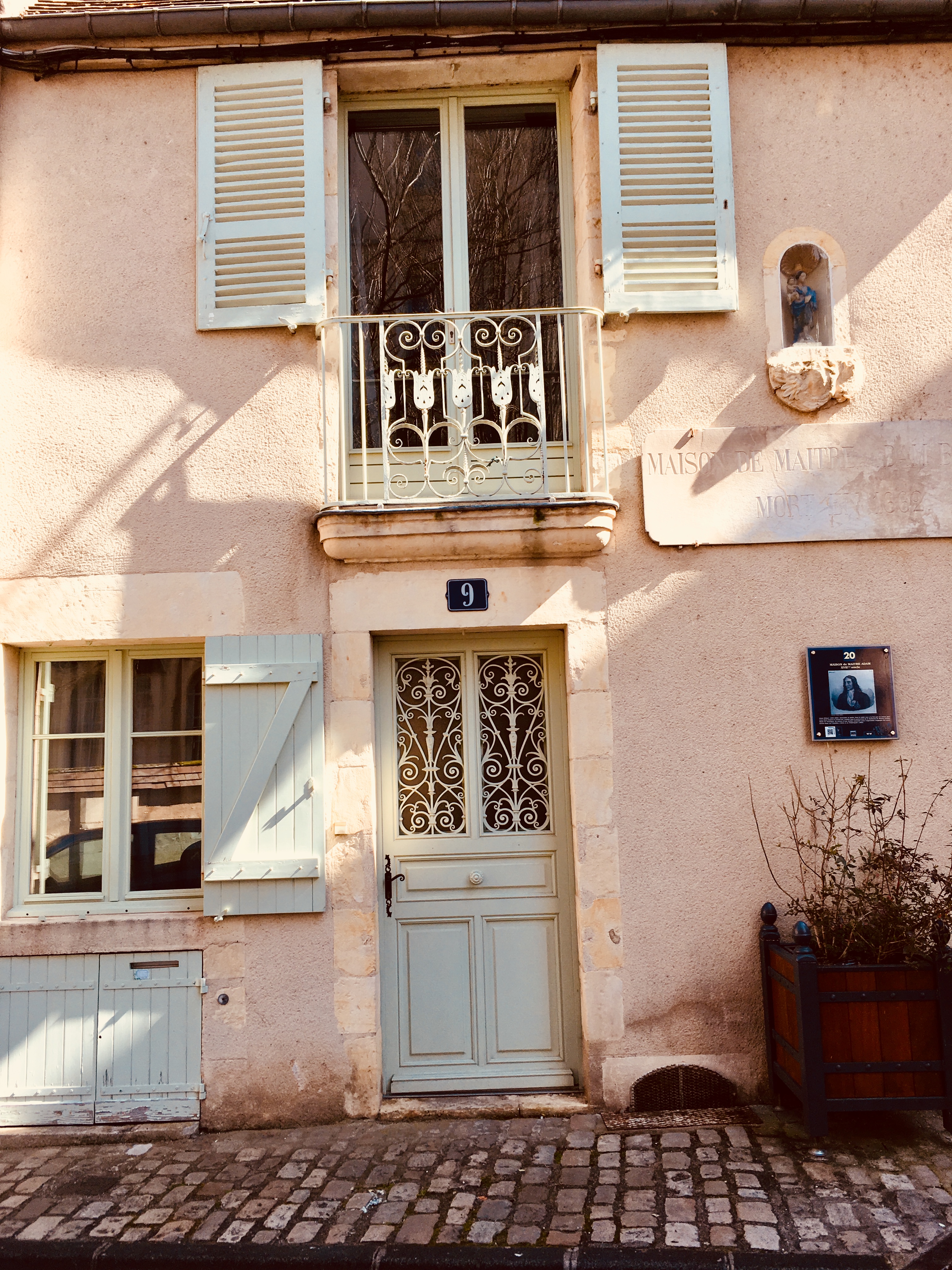 Historic house at the foot of the Ducal Palace