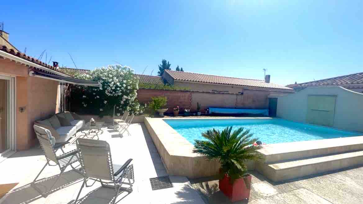 Apartment with swimming pool