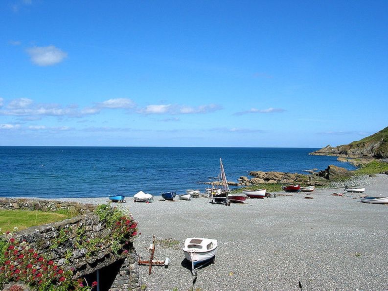 Sunny cottage apartment at seaside near Coverack