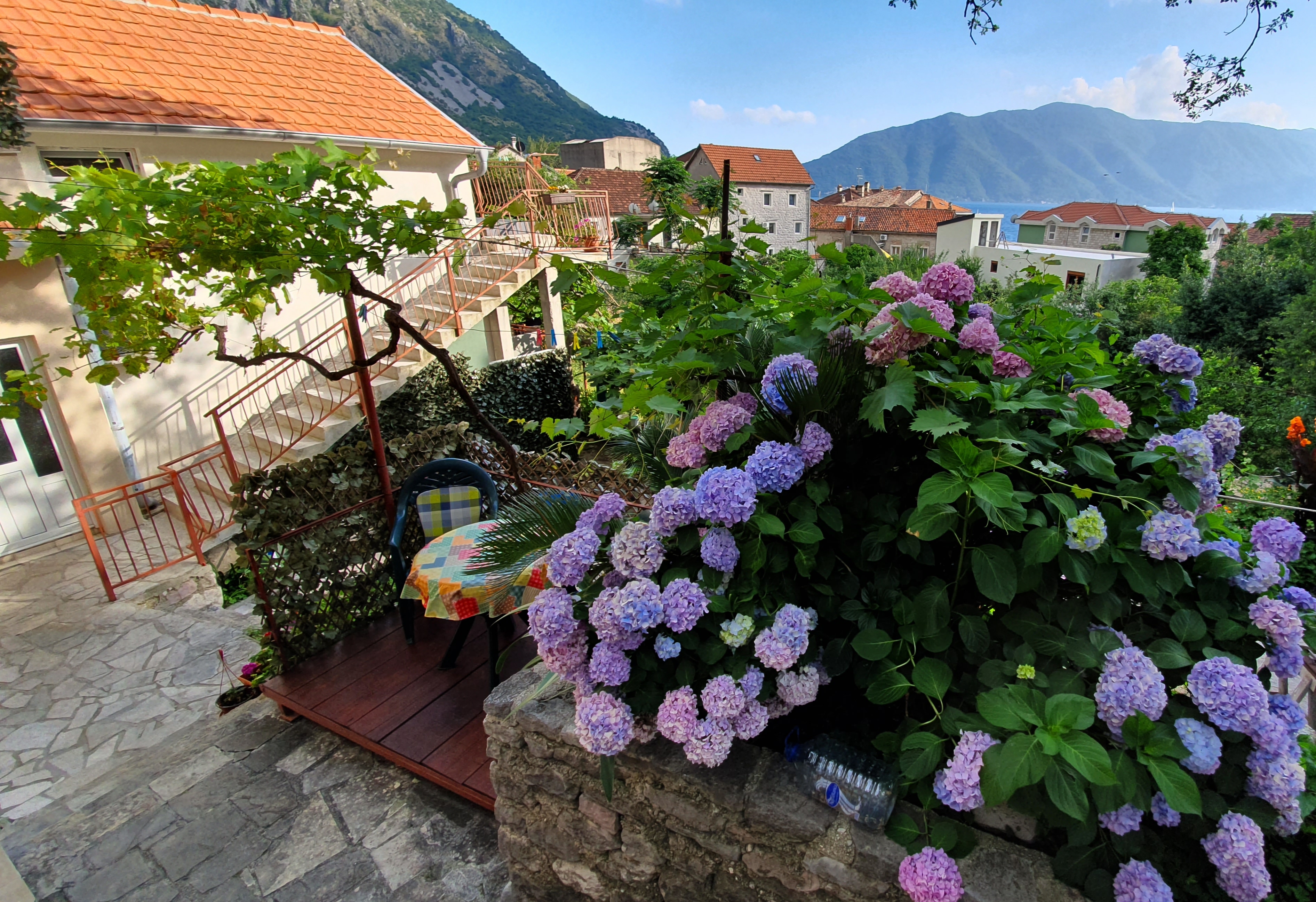 GARDEN APARTMENT RISAN CENTER