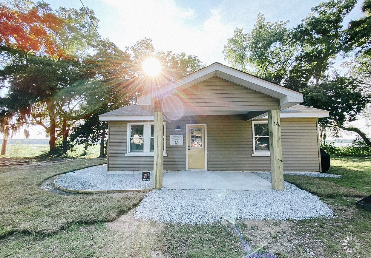 Seaside Cottage Waterfront View Sleeps 4! Houses for Rent in