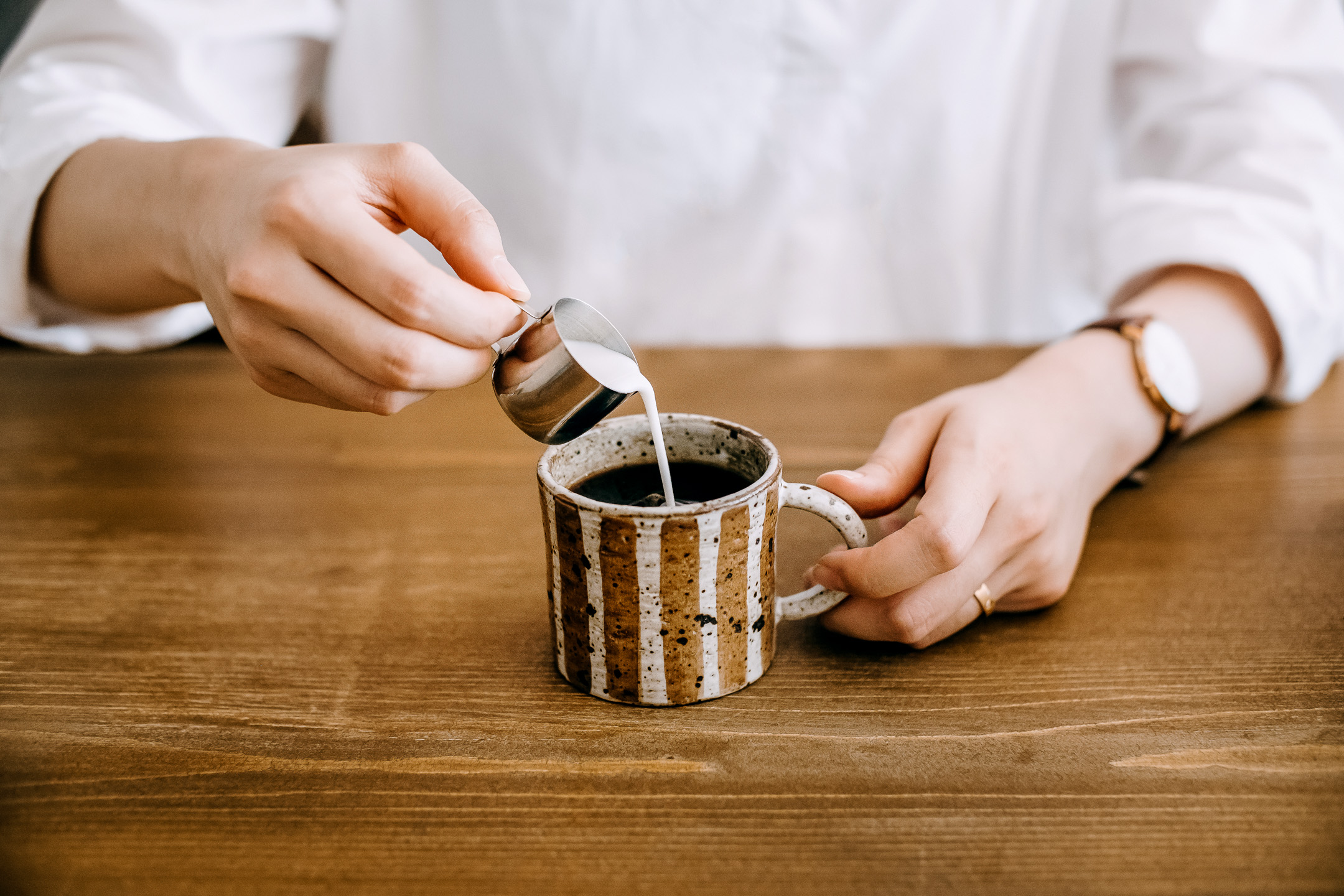 There is coffee in the cup. Наливает кофе. Оксака кофе. Стакан для кофе. Кофе улучшает память.