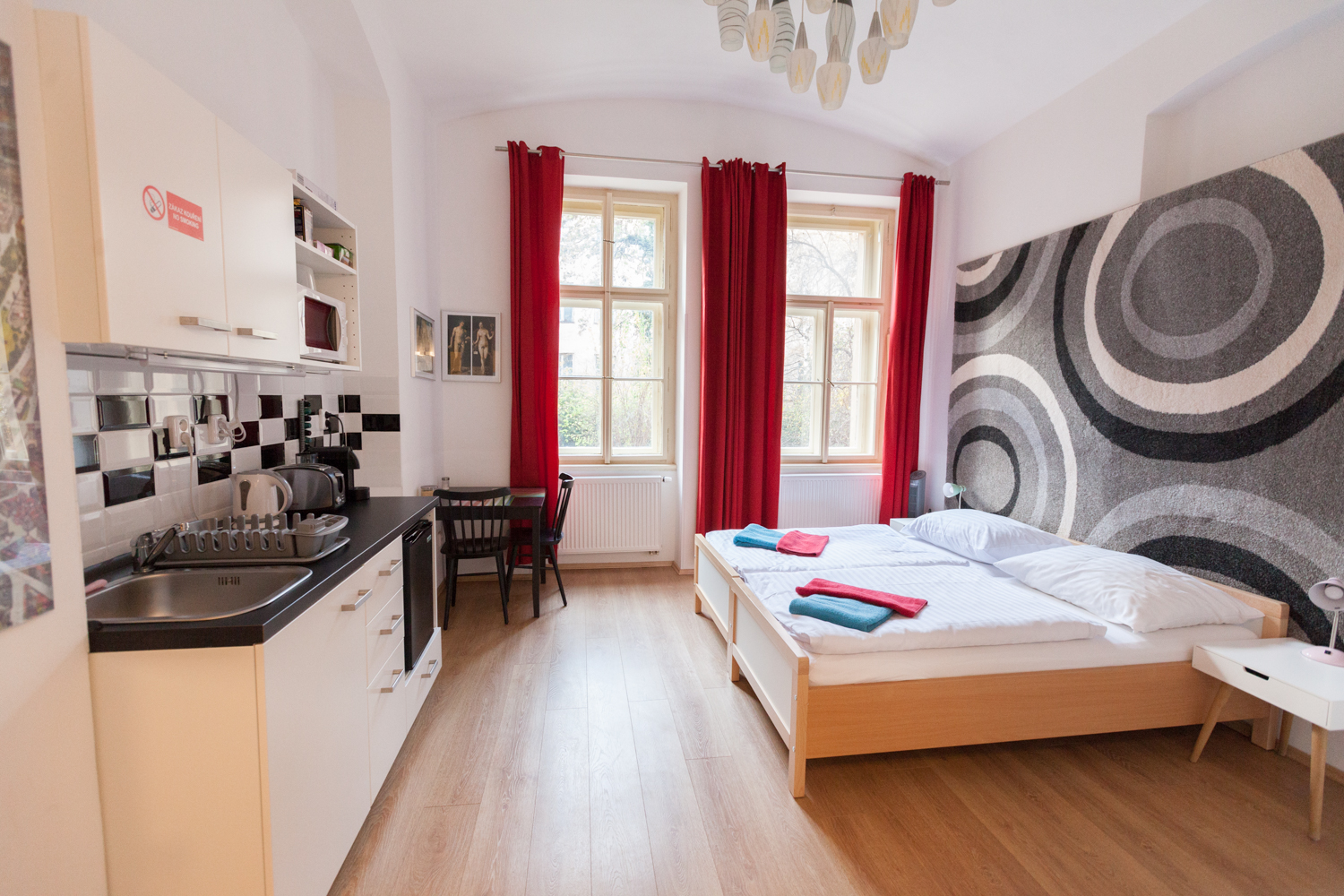 [3] Two flexible twin beds /kitchenette /bathroom