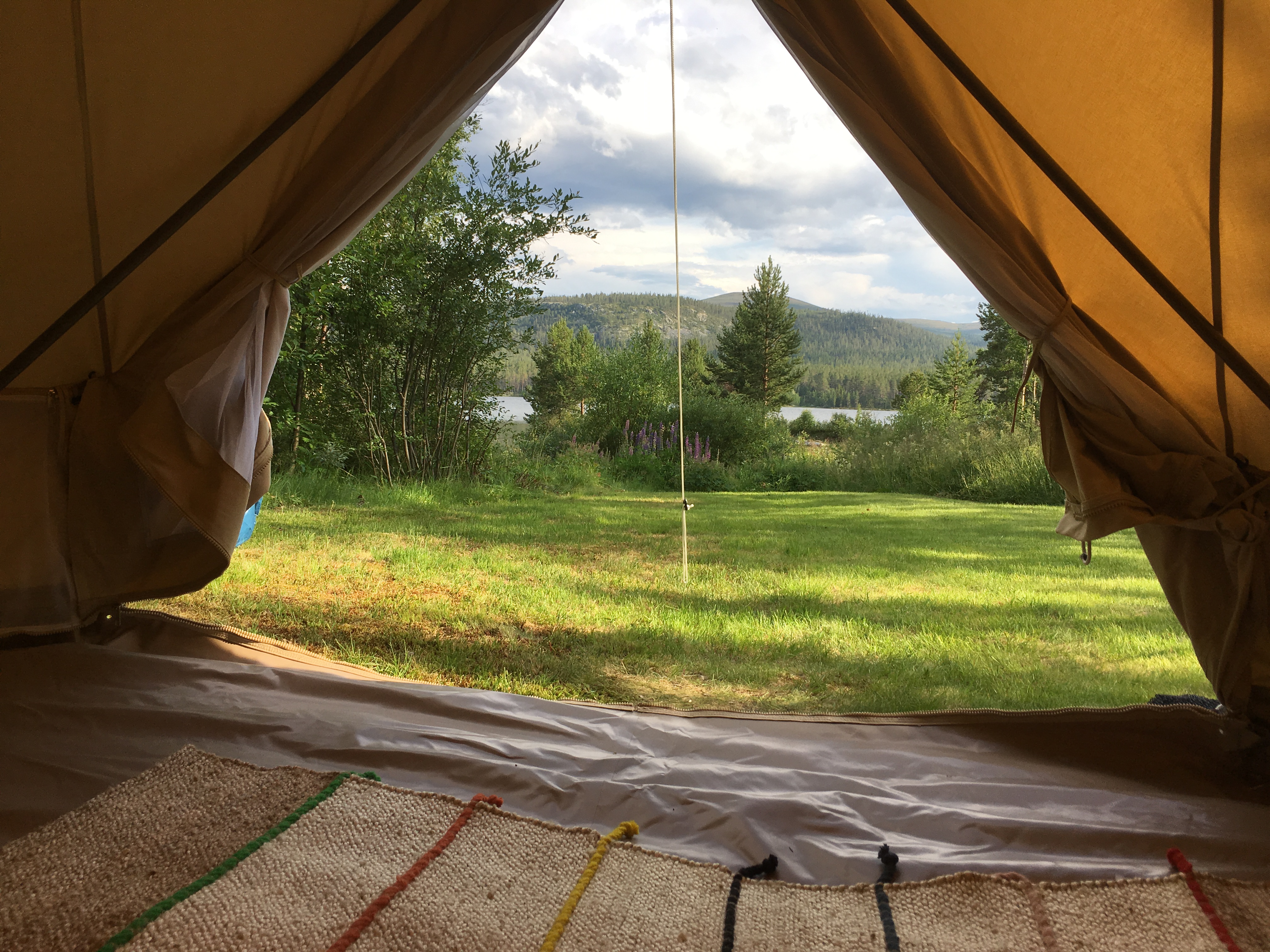 Tält vid vattnet och fjäll. Tillgång till lägenhet Tält Tält vid vattnet och fjäll. Tillgång till lägenhet Tält