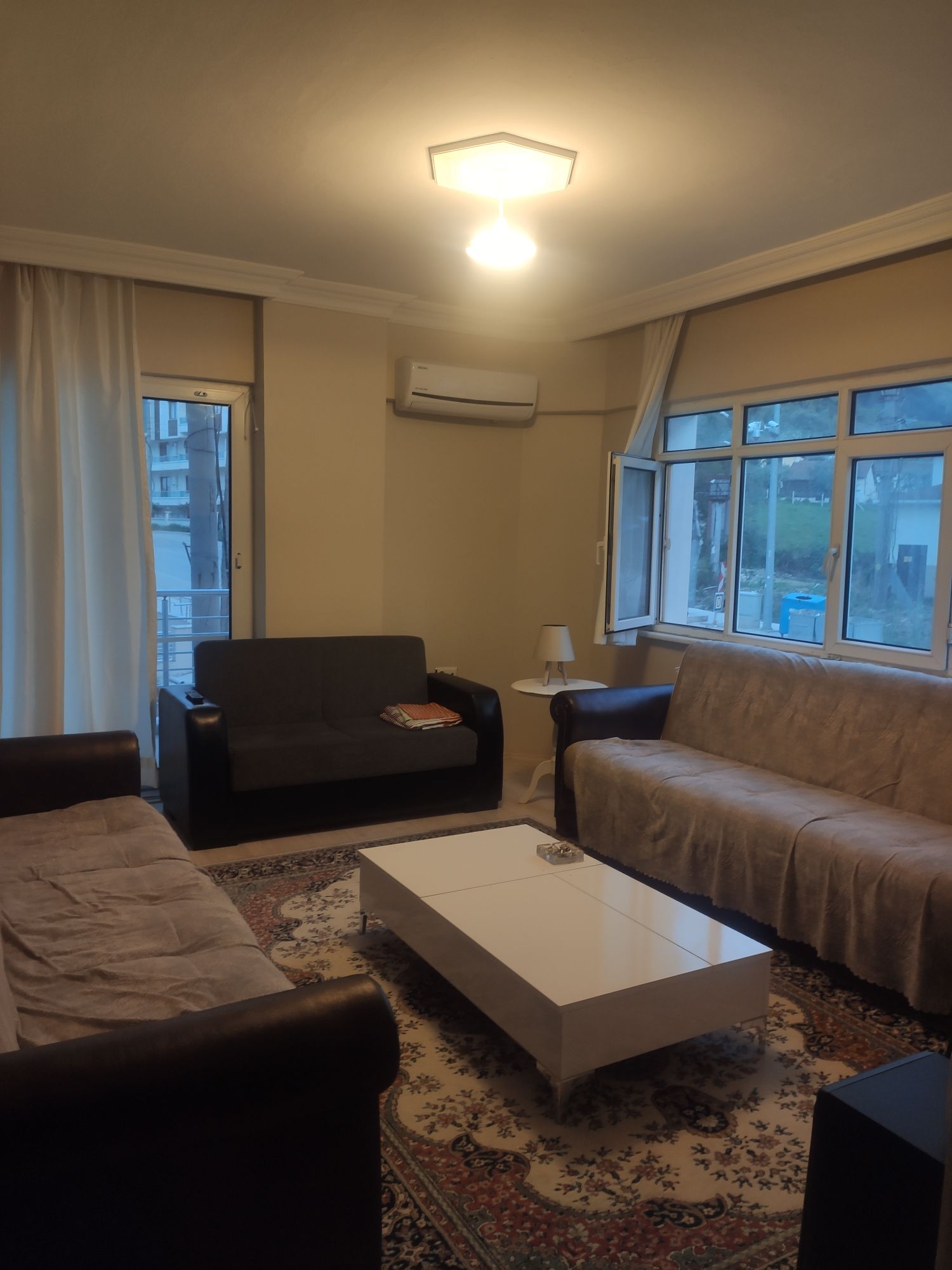 Denize yürüyerek 1 dakika, dağ manzaralı ev Airbnb